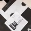 detalle de logo en tote bag de lona reciclada personalizada