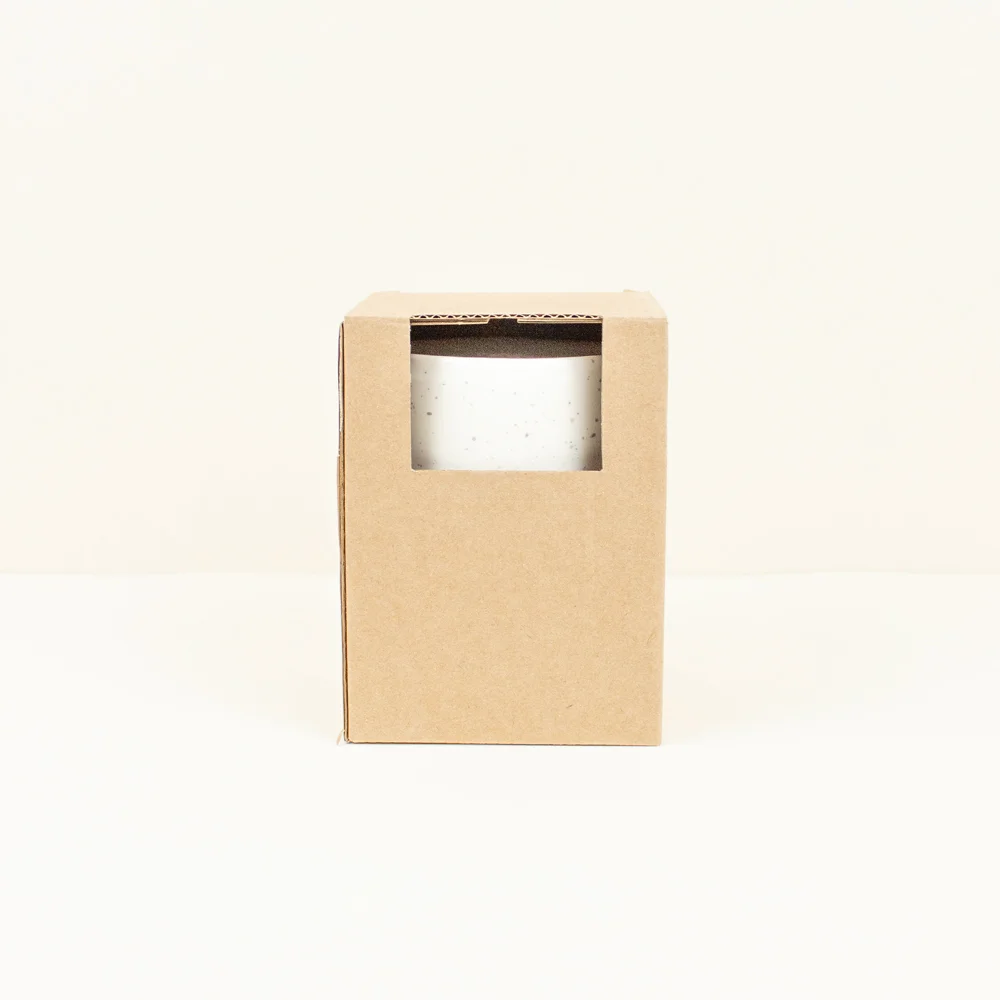 Taza de cerámica CANDELA Caja de cartón con una taza de cerámica blanca en su interior