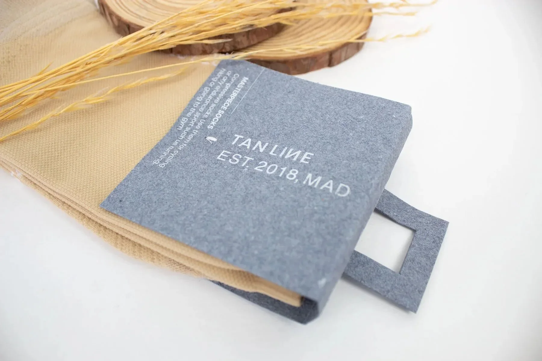 Tan Line Un packaging sostenible de calcetines