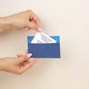 Tarjeteros con material reciclado