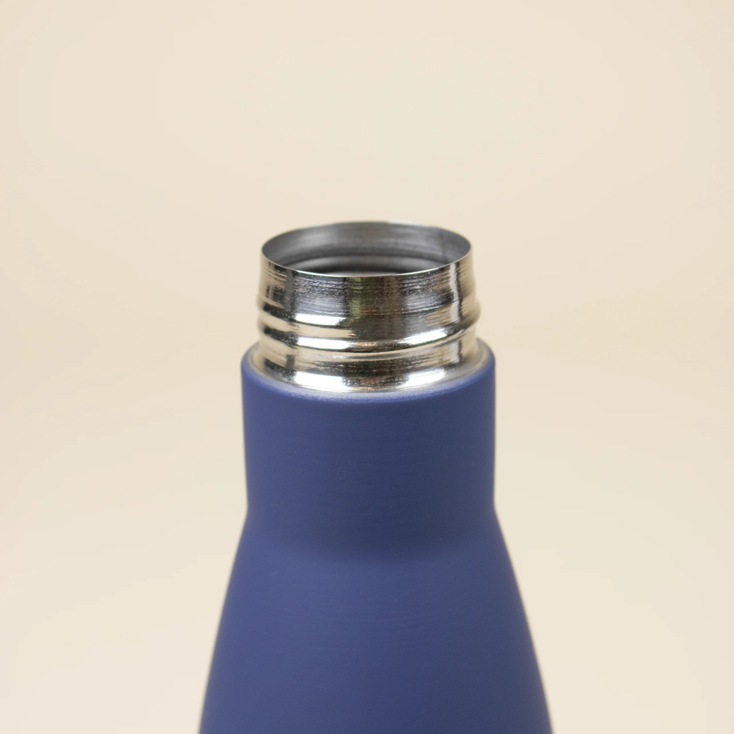 Botella de acero inoxidable 750ml color azul detalle rosca