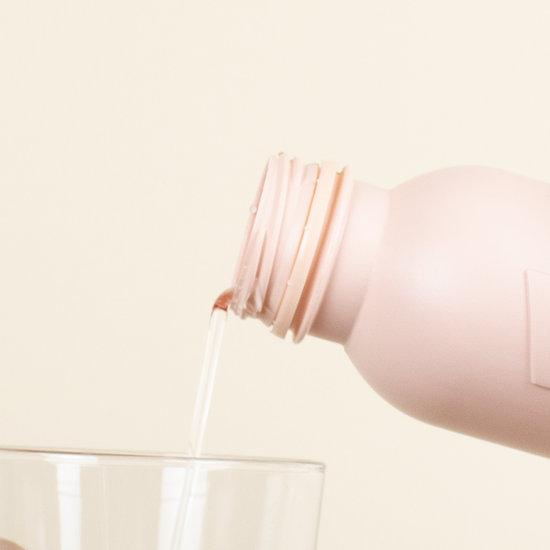 Botellas de caña de azúcar rosa con vaso