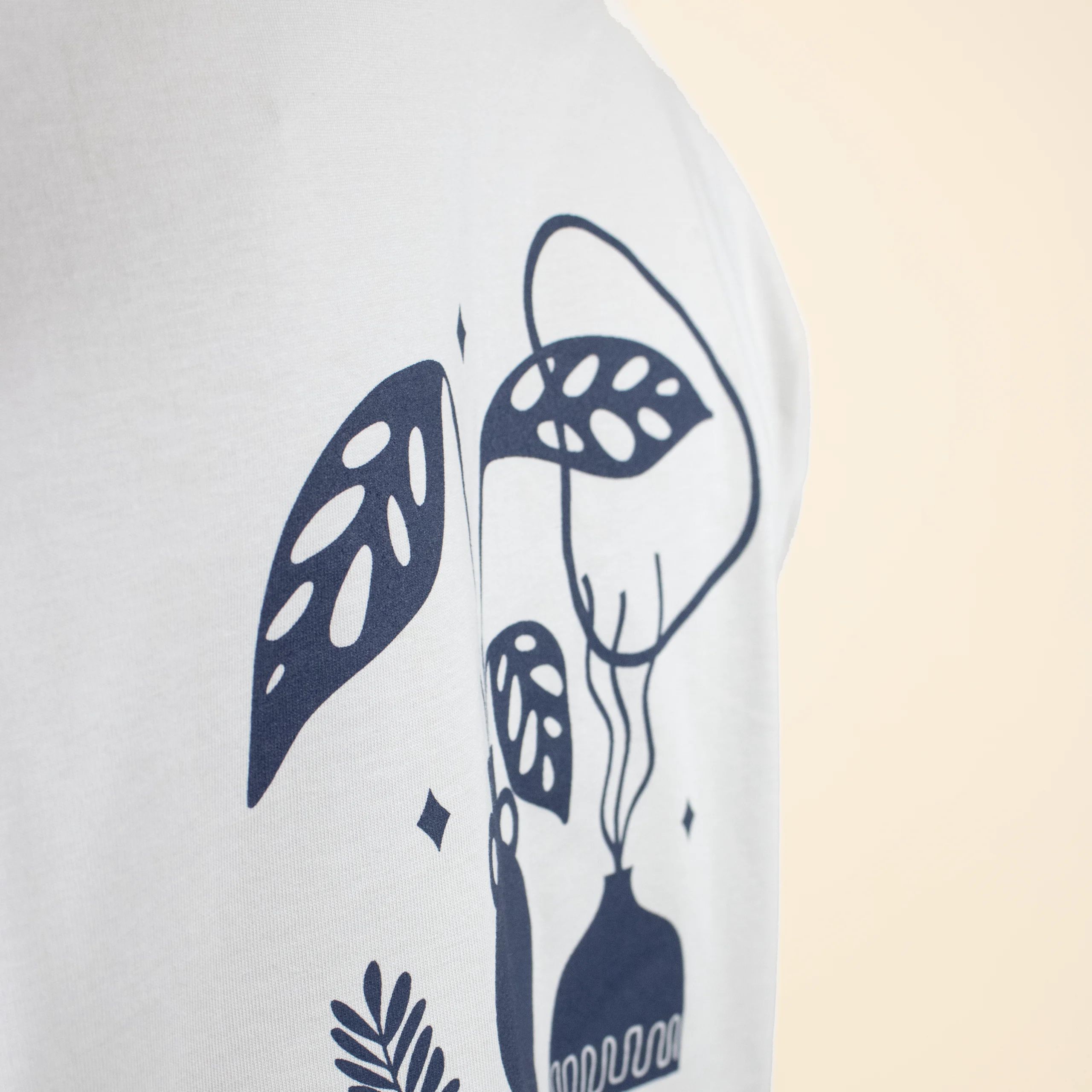 camiseta beige logo espalda Camiseta orgánica color Beige con logro detalle espalda