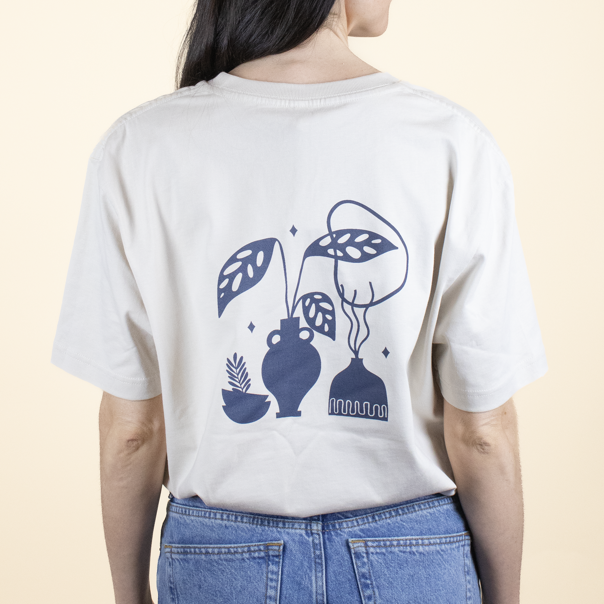 camiseta beige espalda chica Camiseta orgánica color Beige con logro espalda modelo chica