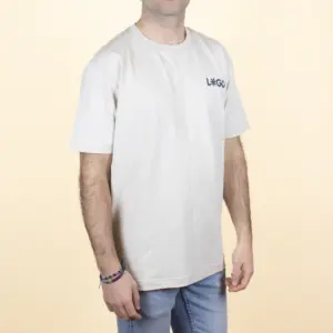 Camiseta orgánica color Beige con logo modelo chico frontal