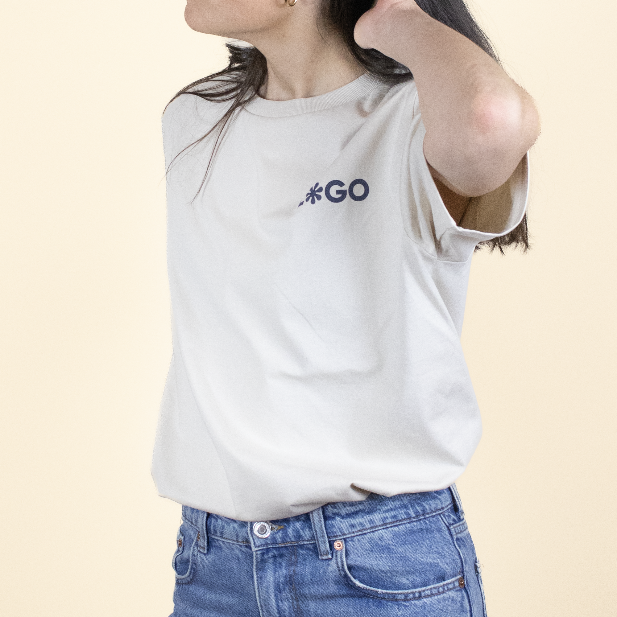 Camiseta color Beige con logro lateral modelo chica