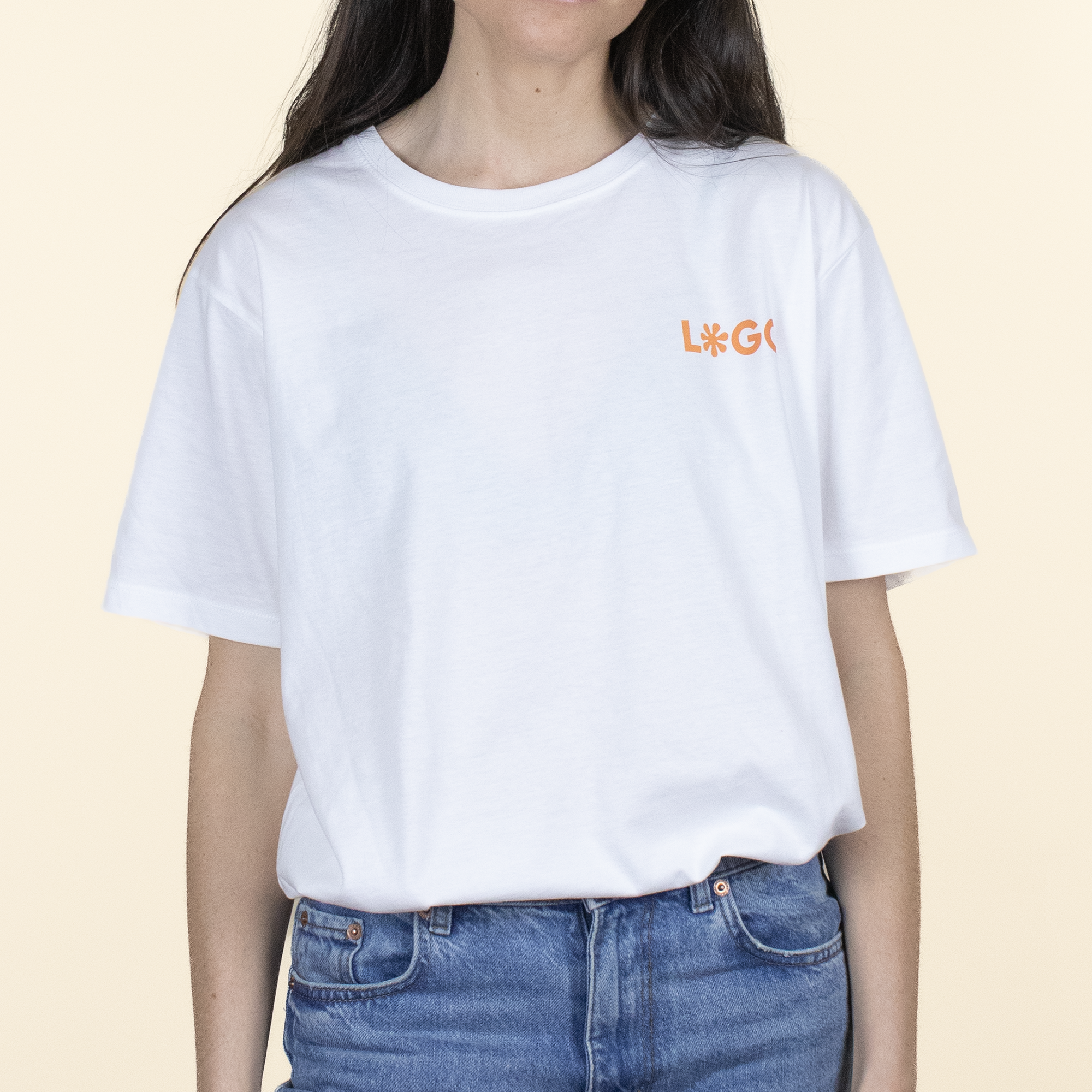 camisetas-blancas-personalizadas Camisetas blancas personalizadas modelo chica frontal