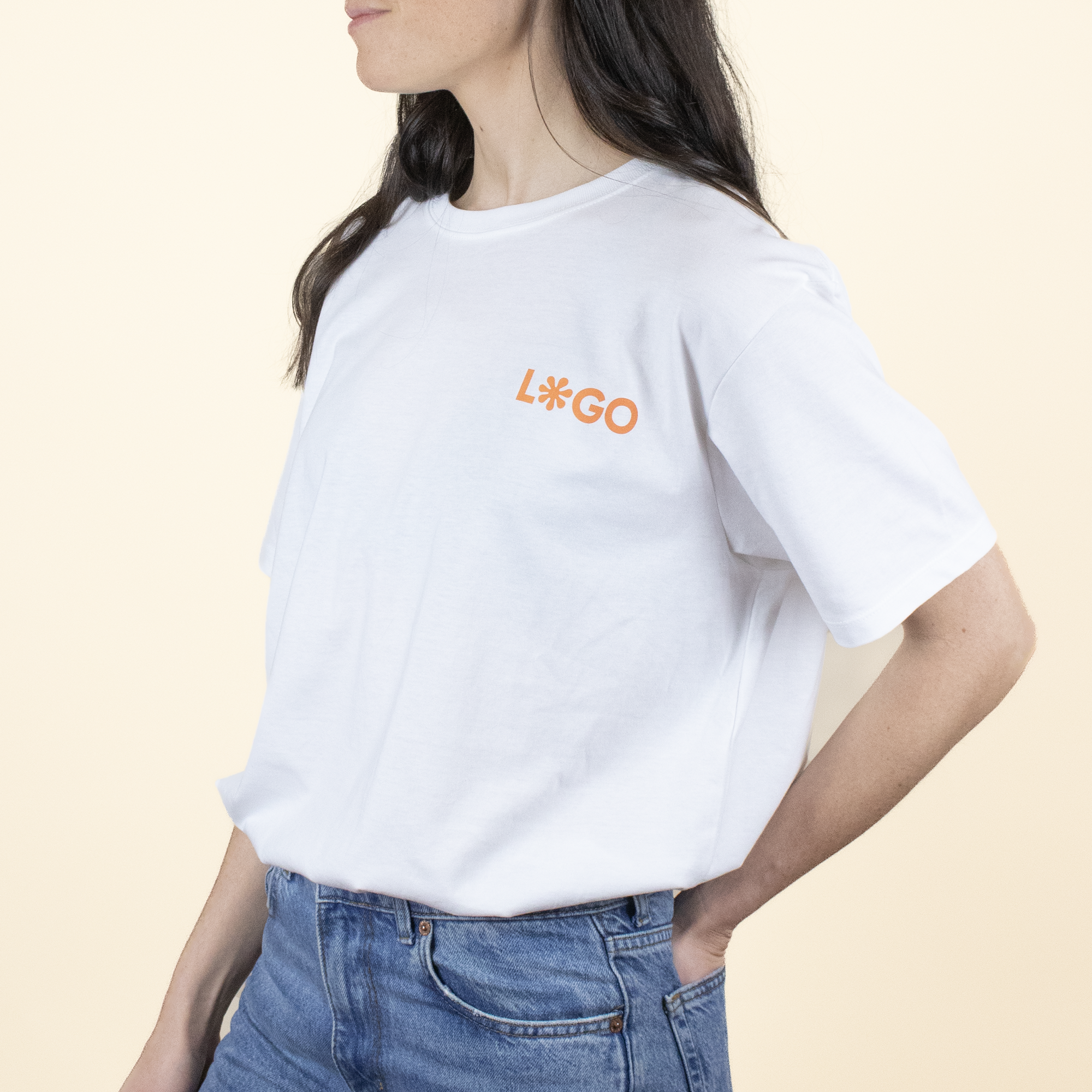 Camisetas blancas personalizadas con logo modelo chica lateral