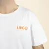 Camisetas blancas personalizadas logo naranja modelo chico frontal