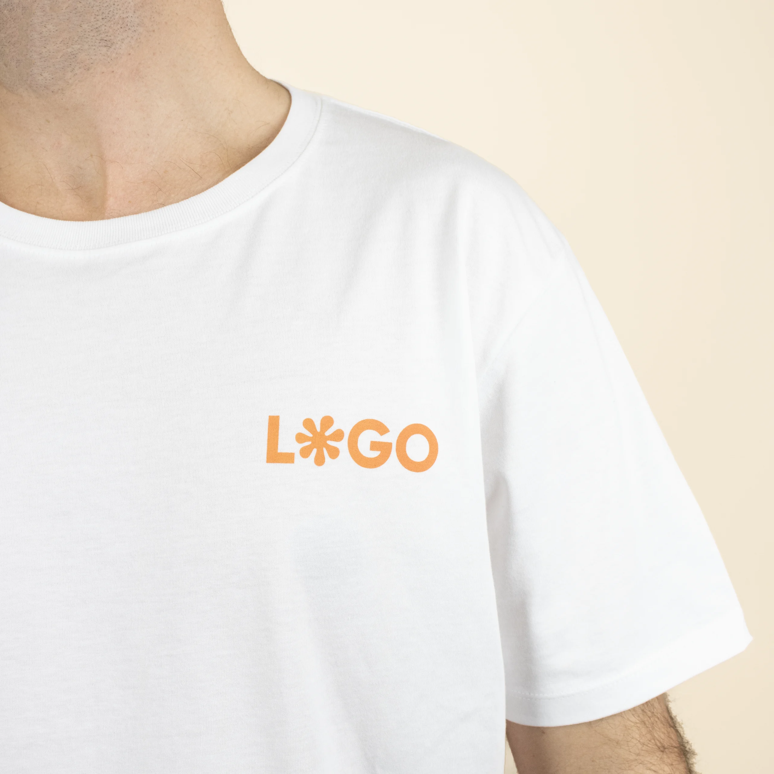 Camisetas blancas personalizadas logo naranja modelo chico frontal
