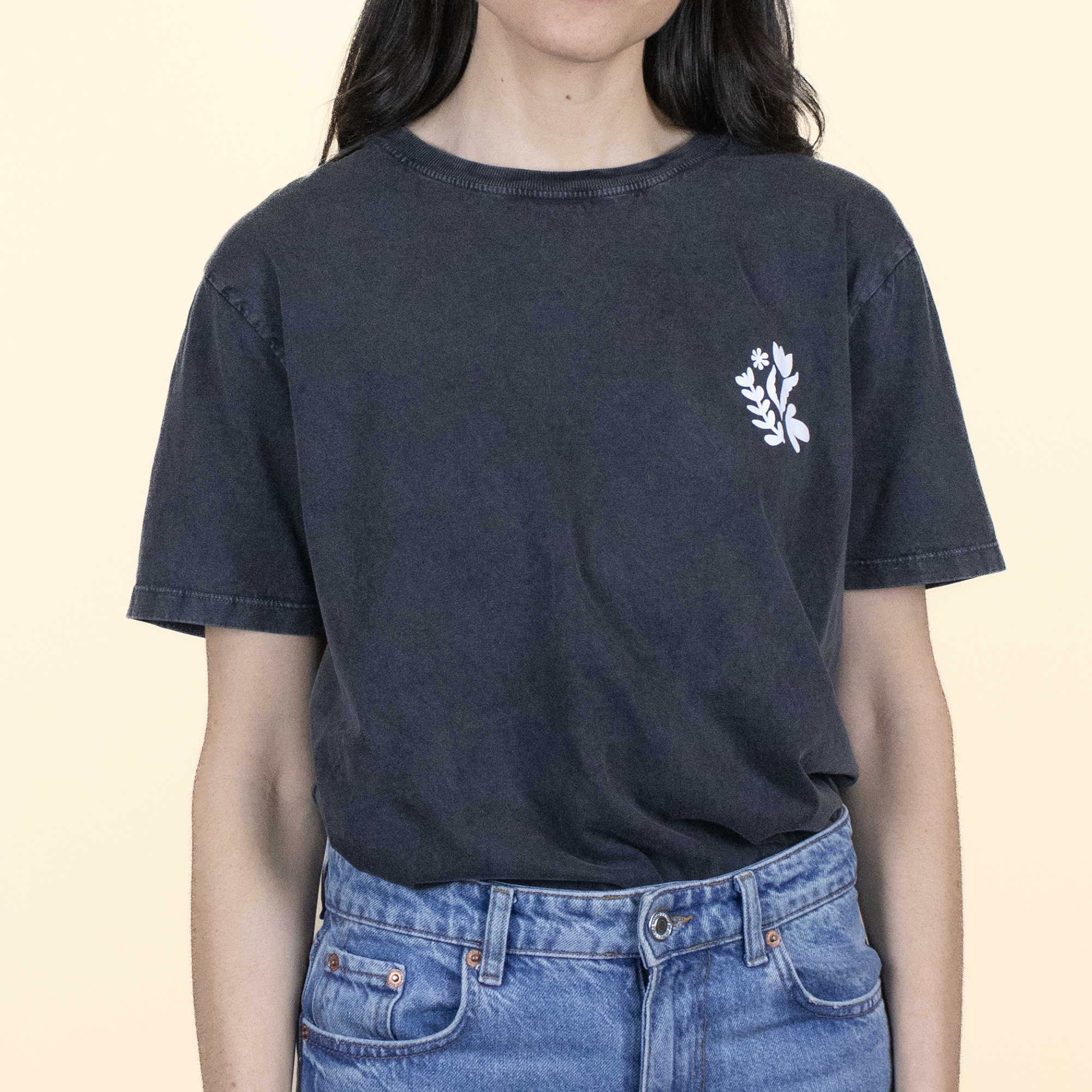 Camisetas negras personalizadas frontal Camiseta personalizada negra modelo chica logo blanco frontal