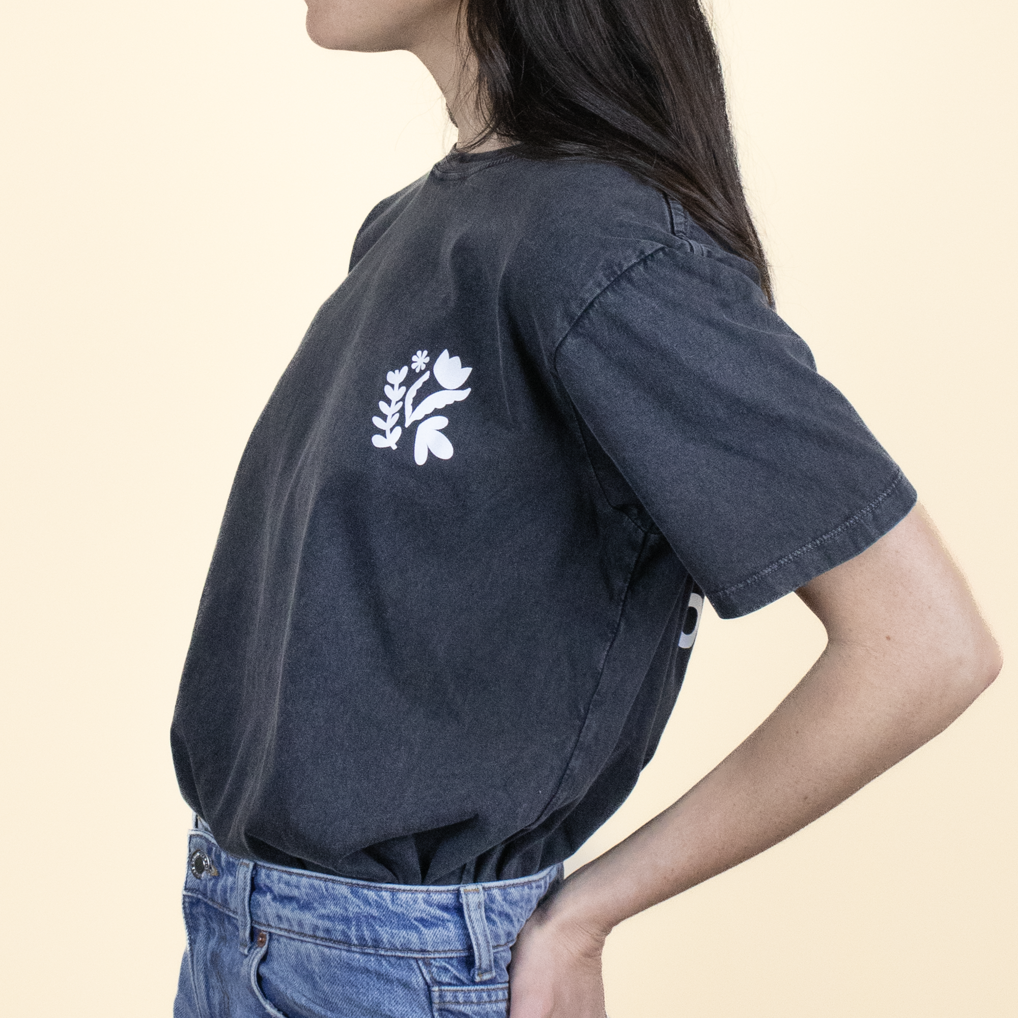 Camiseta personalizada negra modelo chica lateral