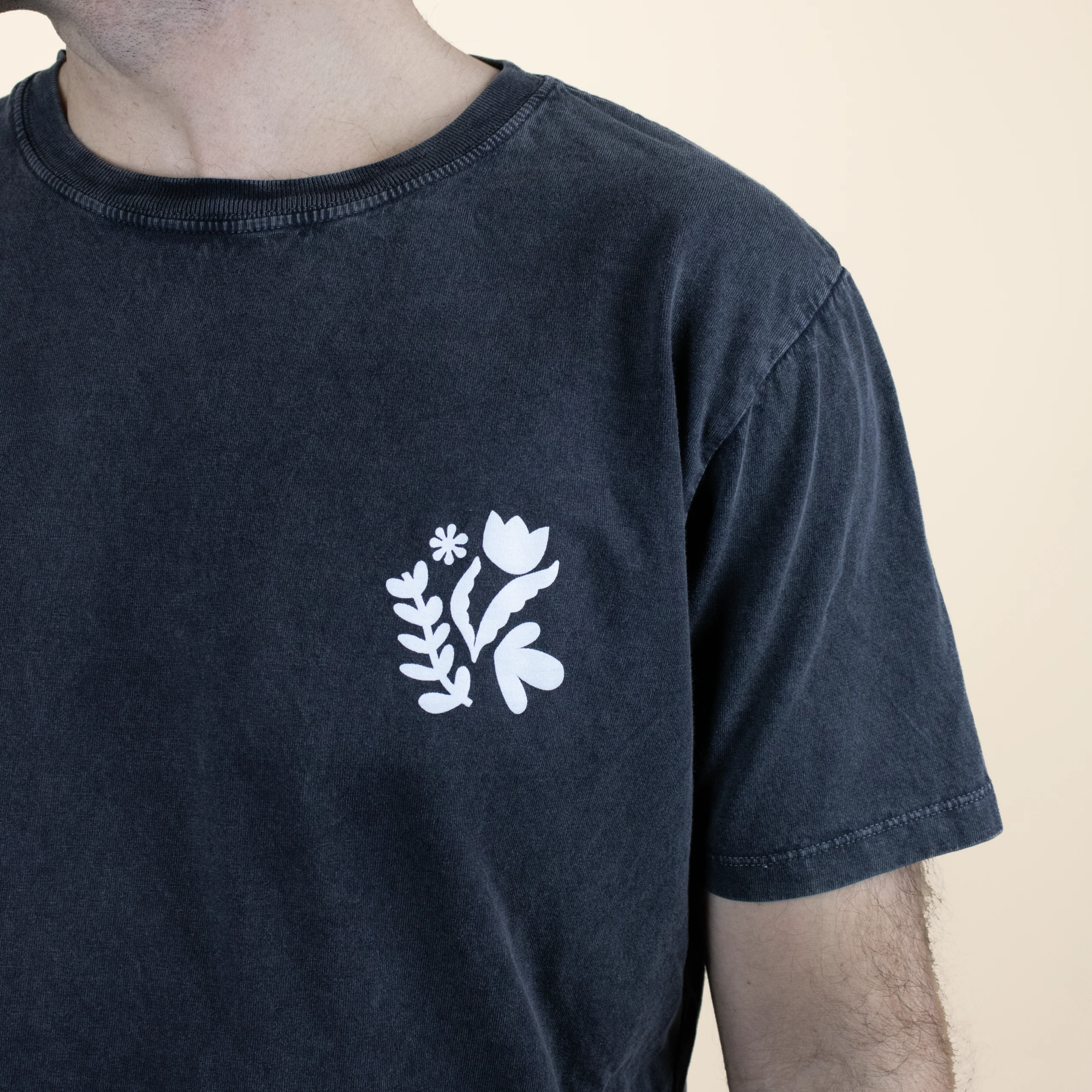 Camiseta personalizada negra logo blanco modelo chico frontal