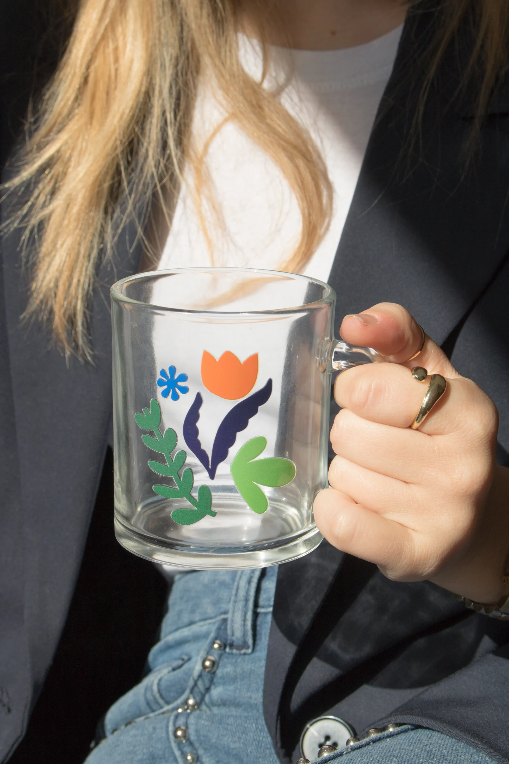 Taza de cristal personalizada con logo modelo chica frontal