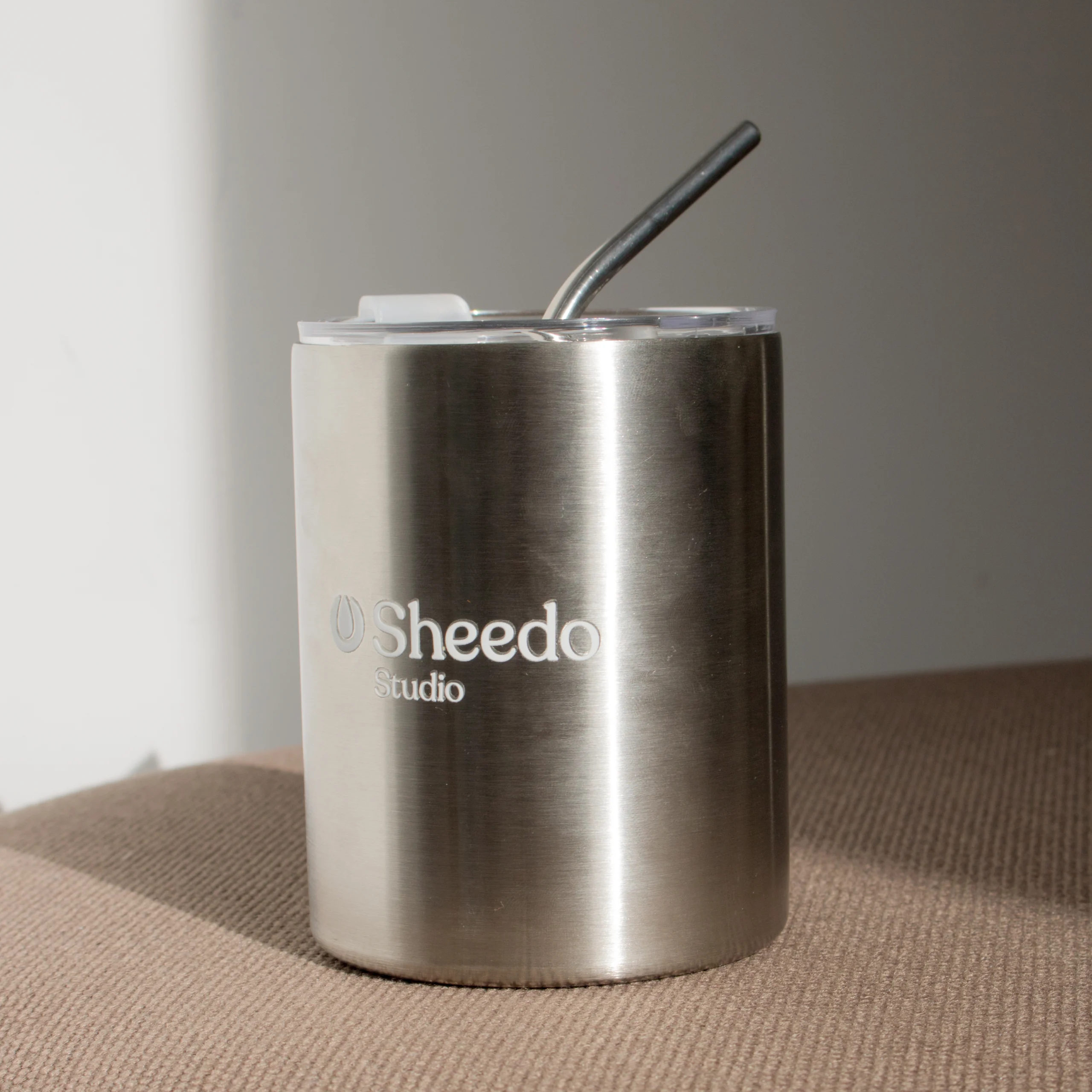 Taza take away con pajita MOON Taza take away con pajita color plateado personalizado logo blanco