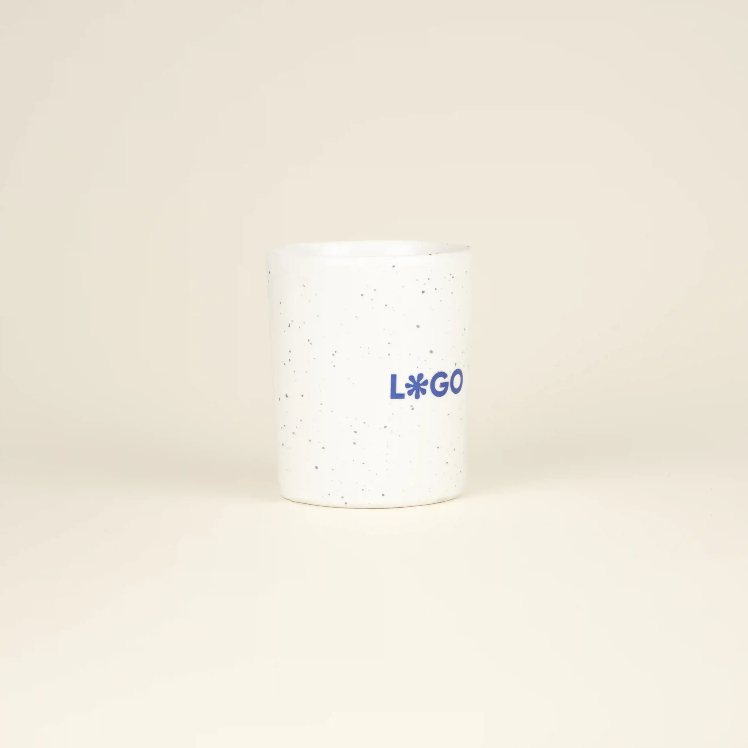 Taza de cerámica CANDELA Taza de cerámica blanca con puntos negros personalizada con la palabra logo en azul