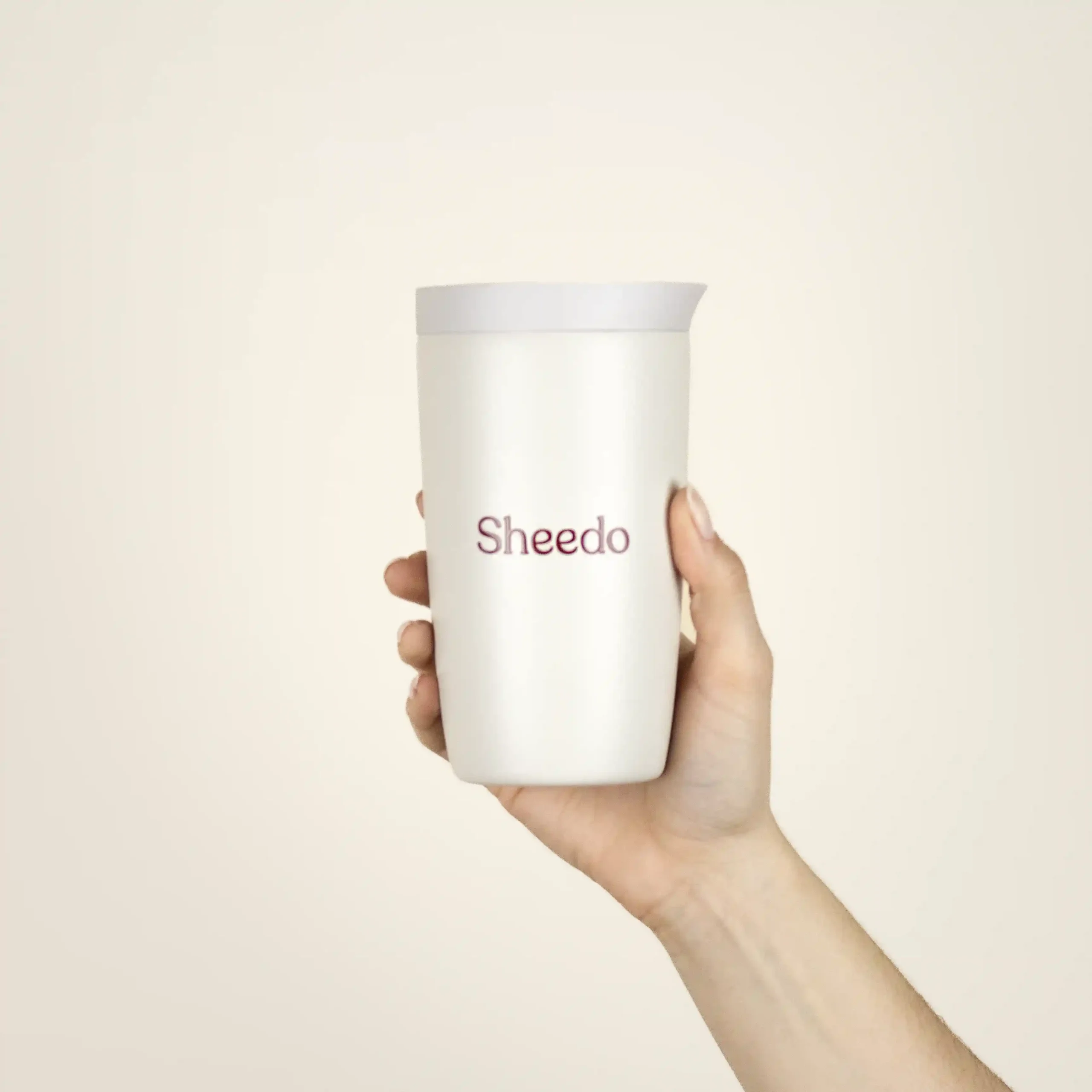 Taza termo personalizada VELVET taza termo personalizada con logo fondo beige modelo mano