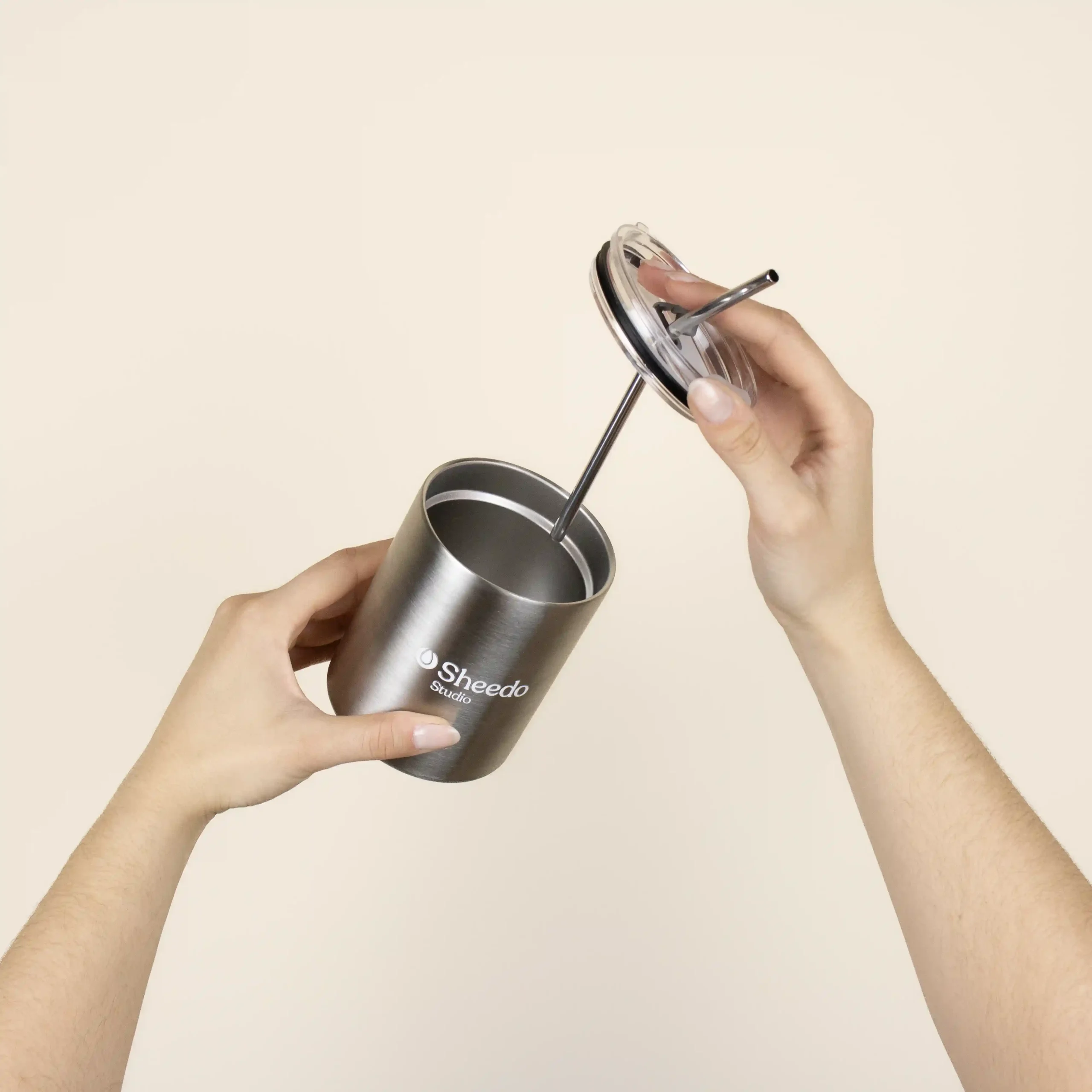 Taza take away con pajita MOON Taza take away con pajita abierto modelo manos fondo beige