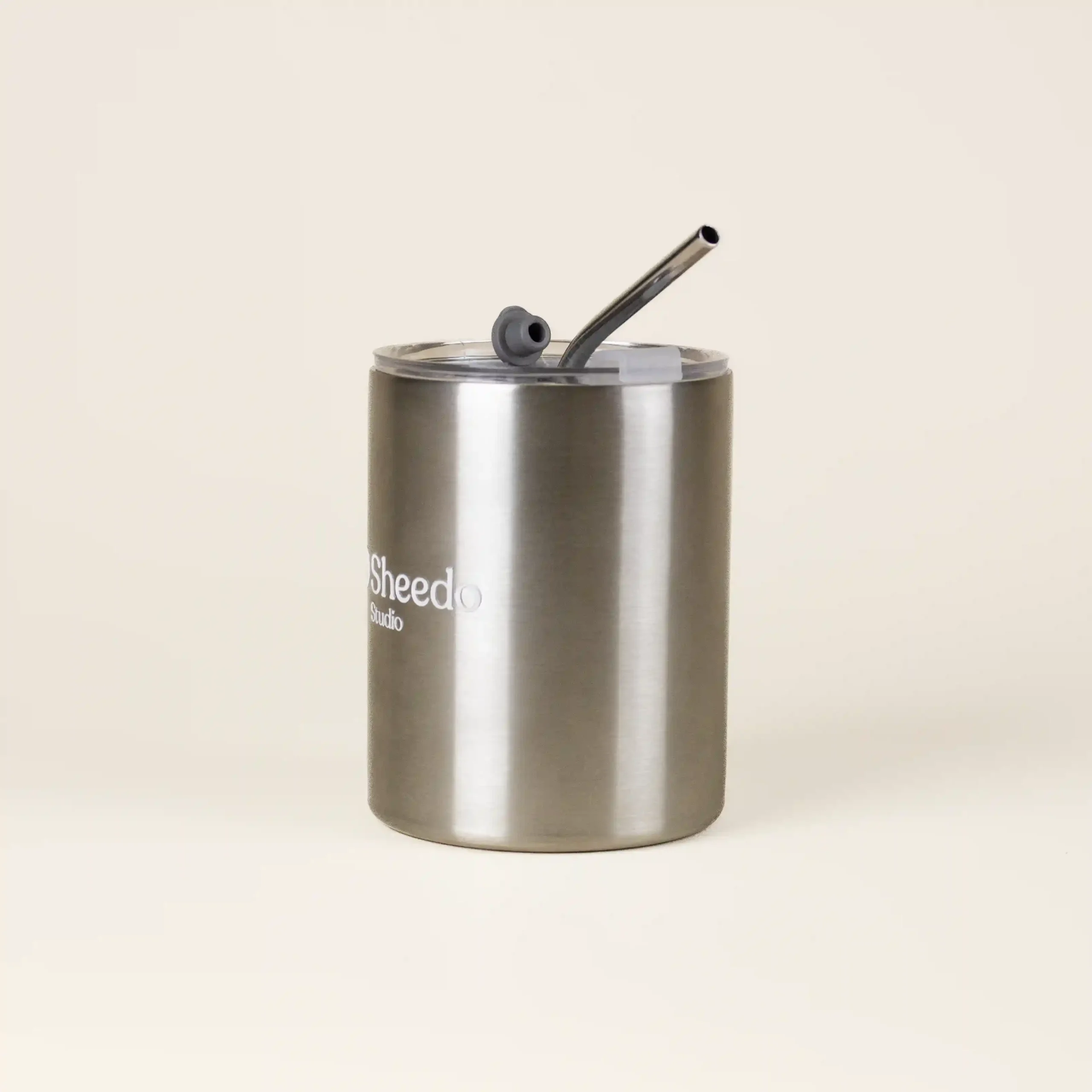 Taza take away con pajita MOON Taza take away con pajita color plateado personalizado fondo beige