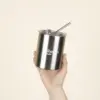 Taza take away con pajita MOON Taza take away con pajita color plateado personalizado logo blanco modelo mano fondo beige