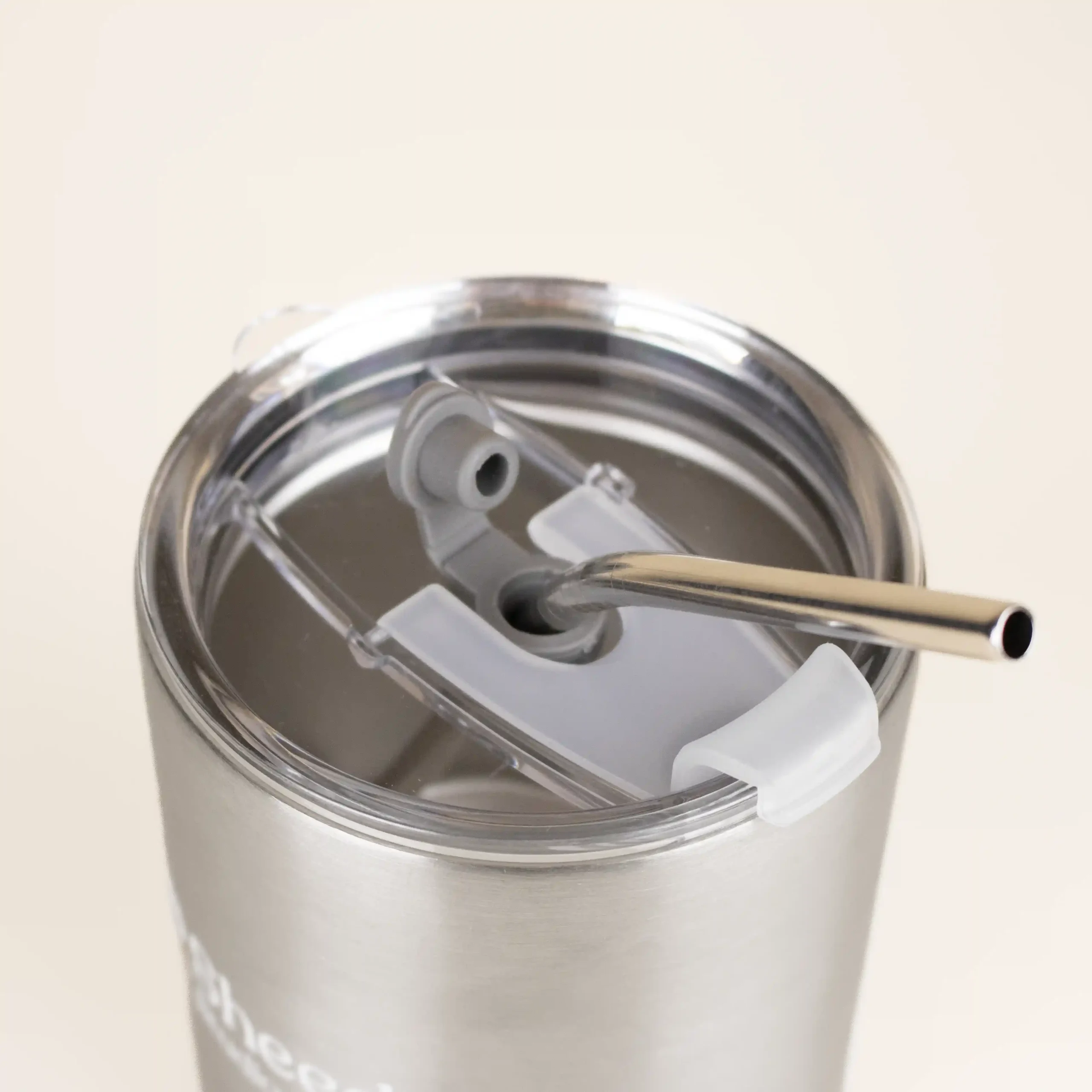 Taza take away con pajita MOON Taza take away con pajita color plateado detalle tapa fondo beige