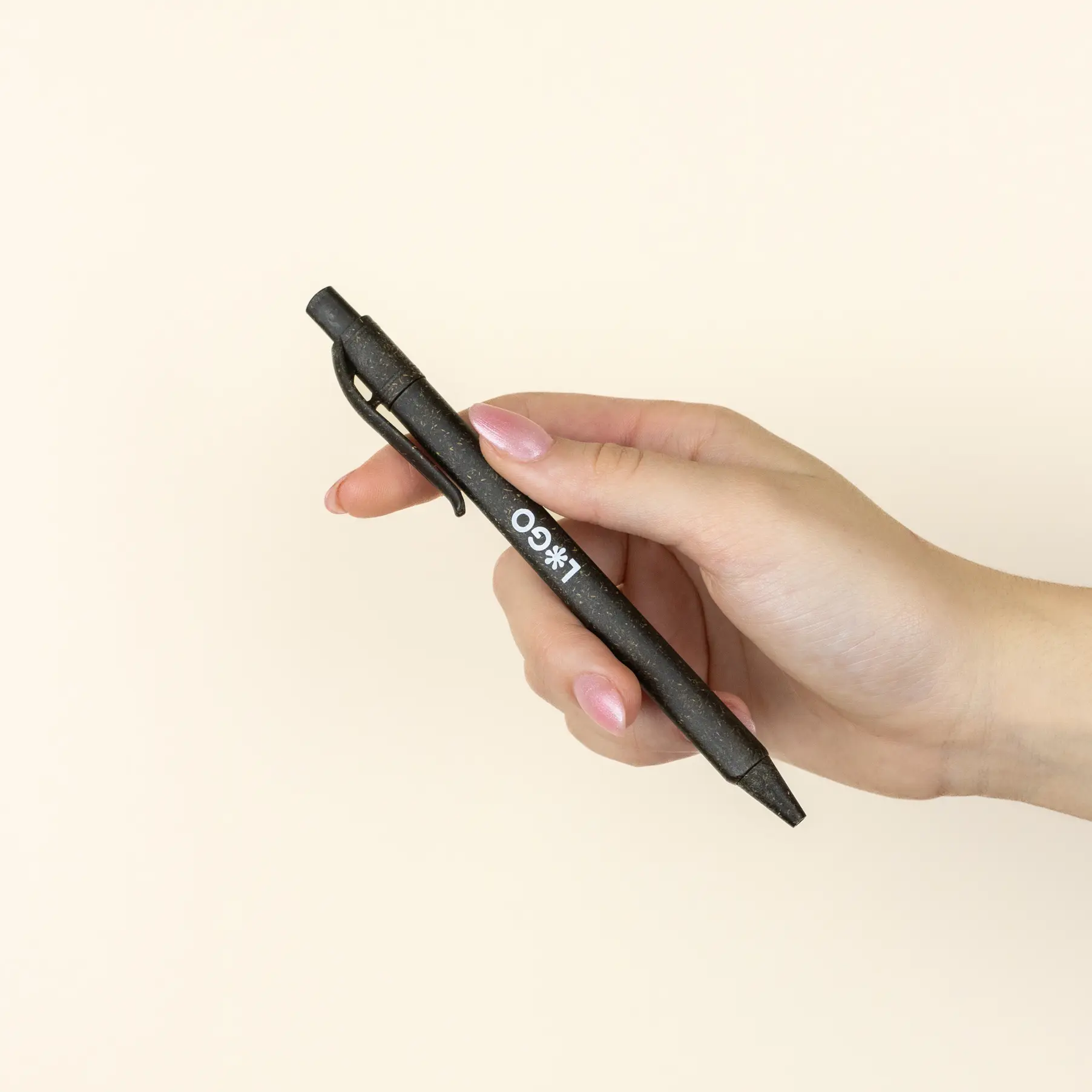 bolígrafo bioplástico de césped mano