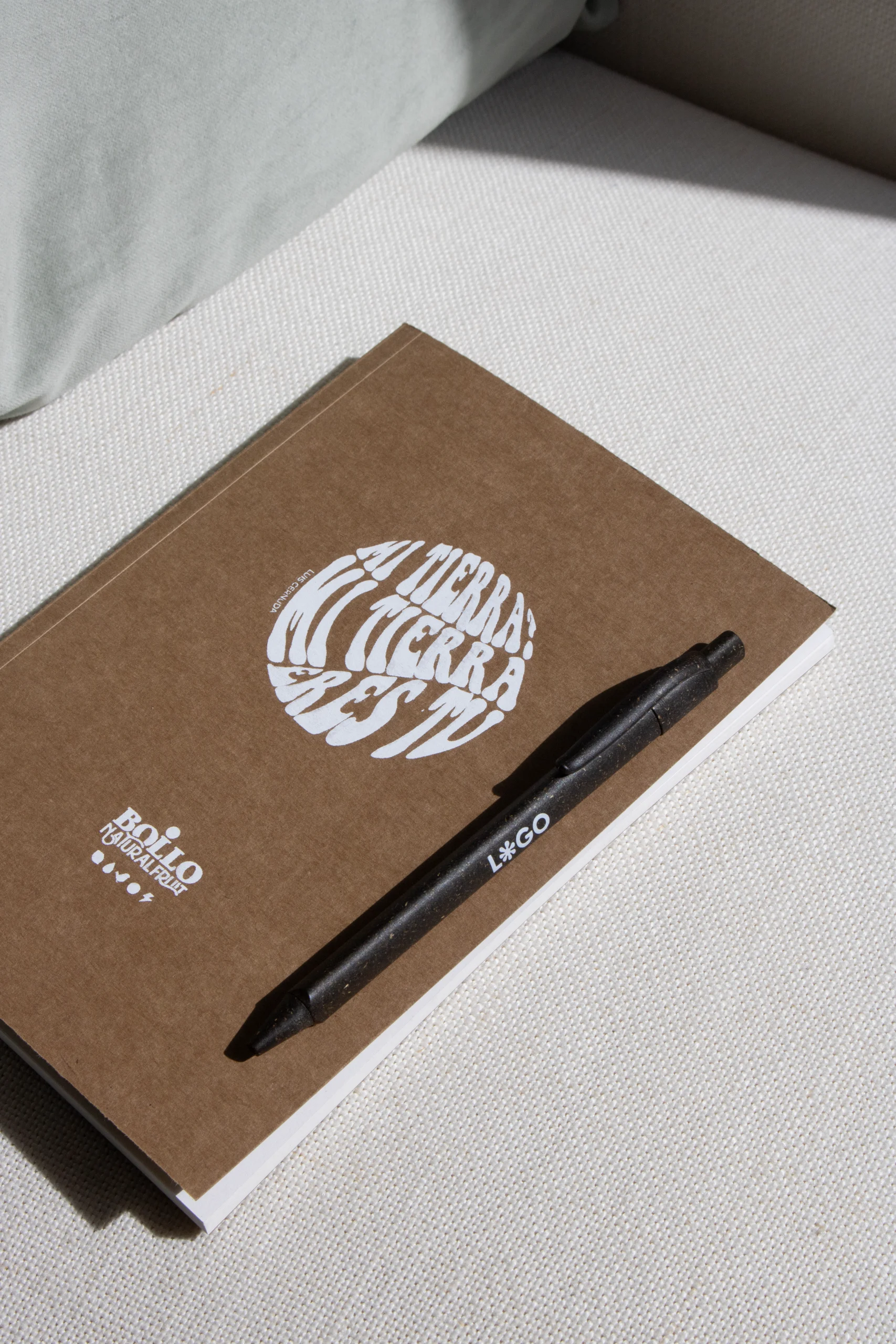 Bolígrafo marrón de césped y cuaderno plantable con portada kraft