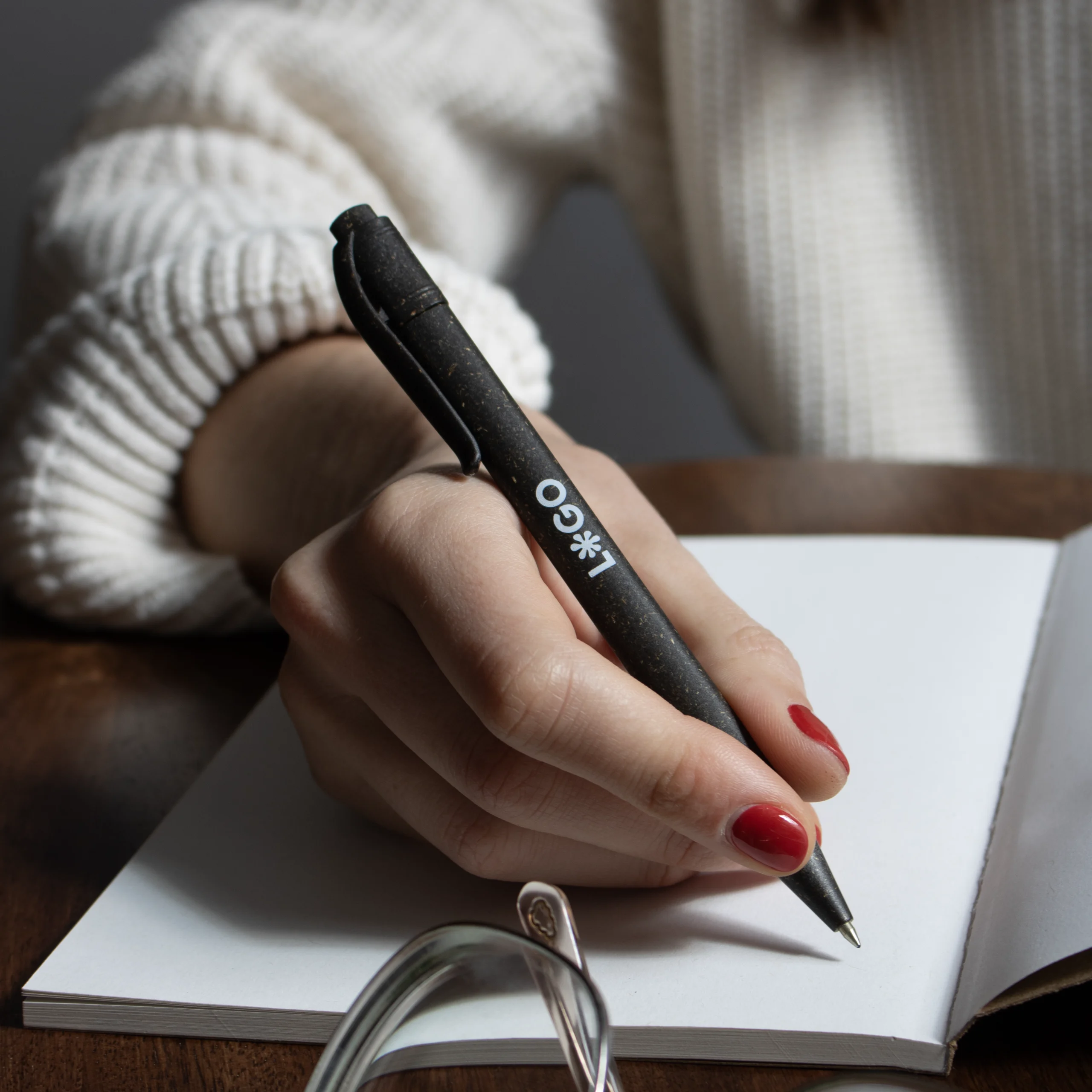 bolígrafo bioplástico de césped escribiendo