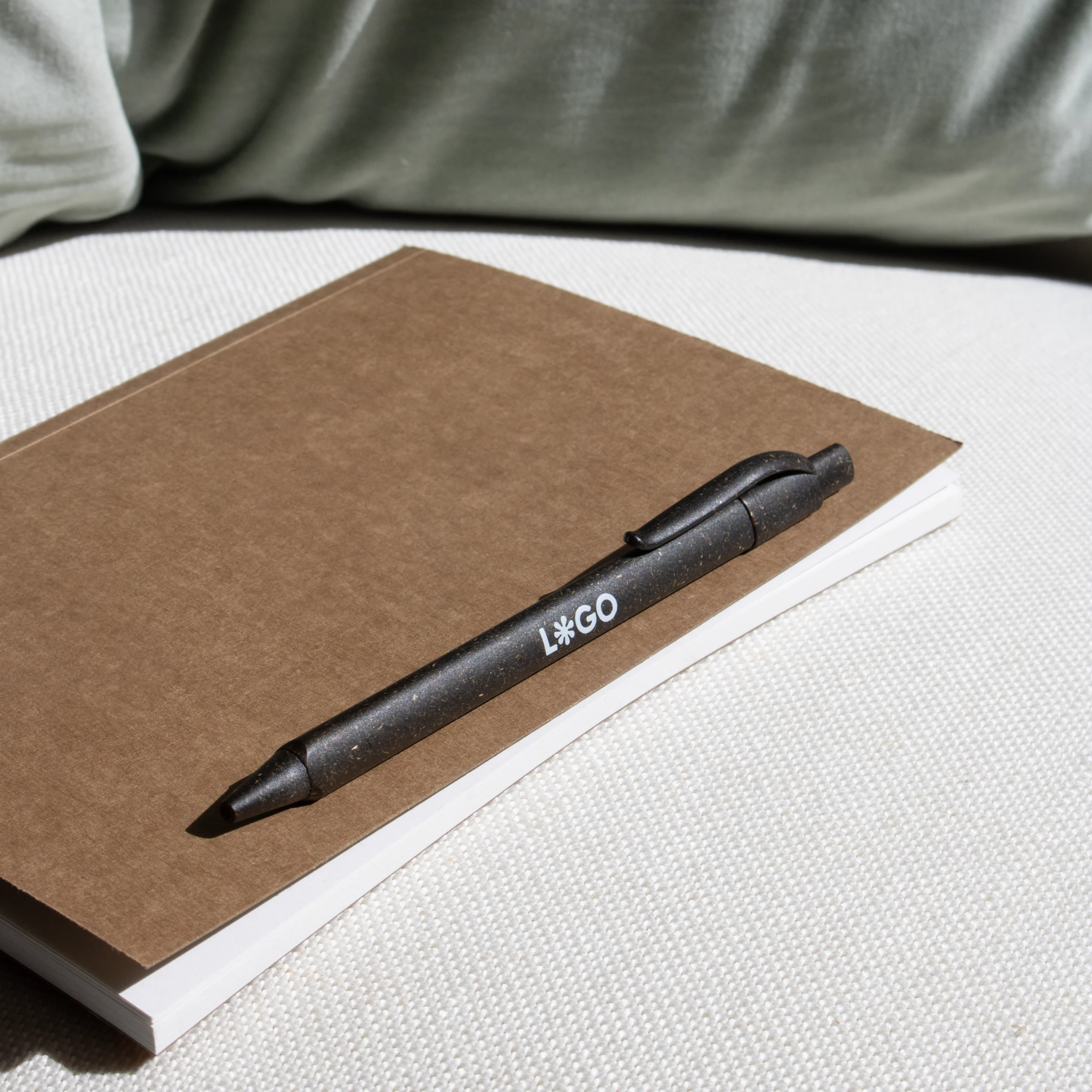 bolígrafo bioplástico de césped luz natural