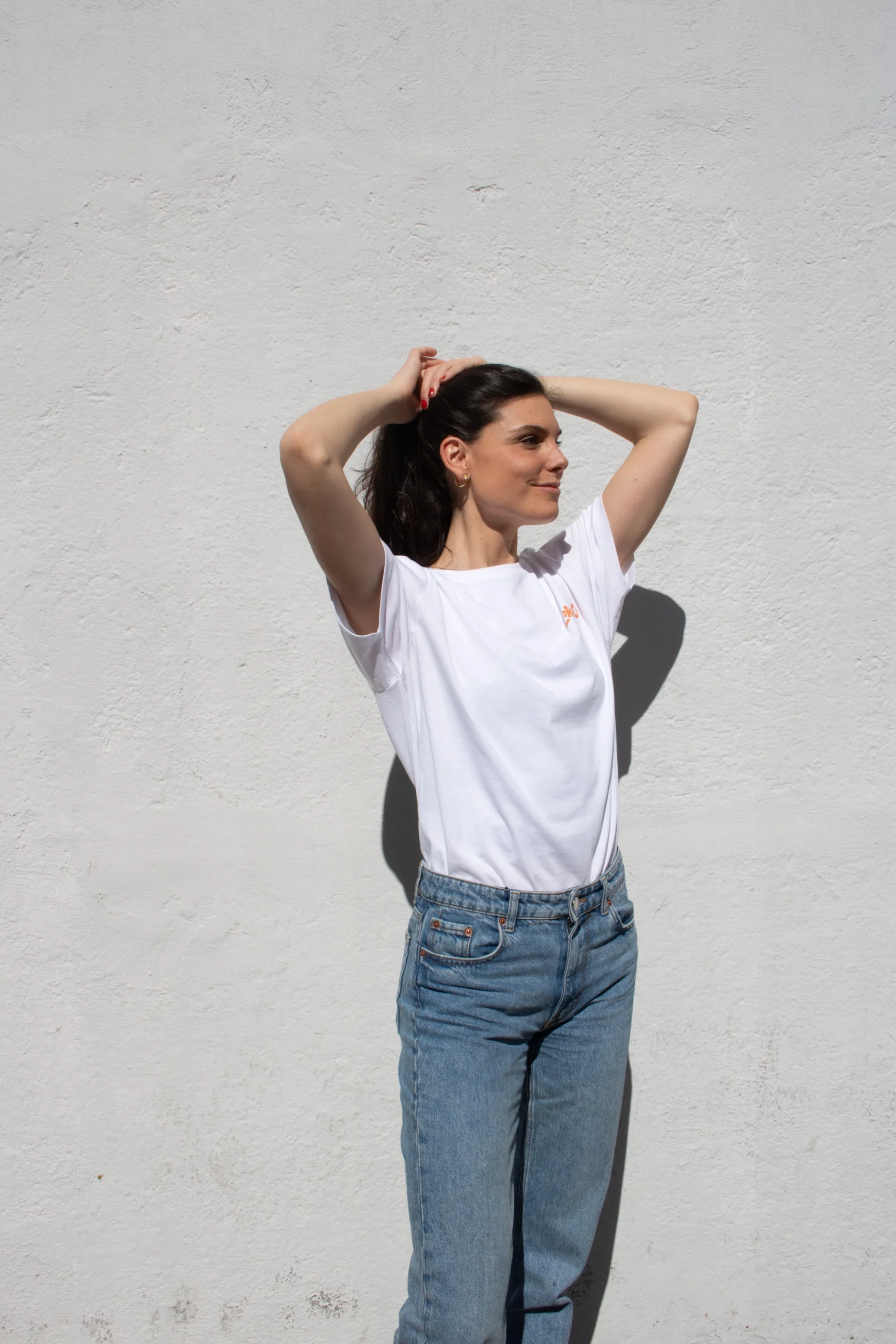 Camisetas blancas personalizadas modelo chica al sol