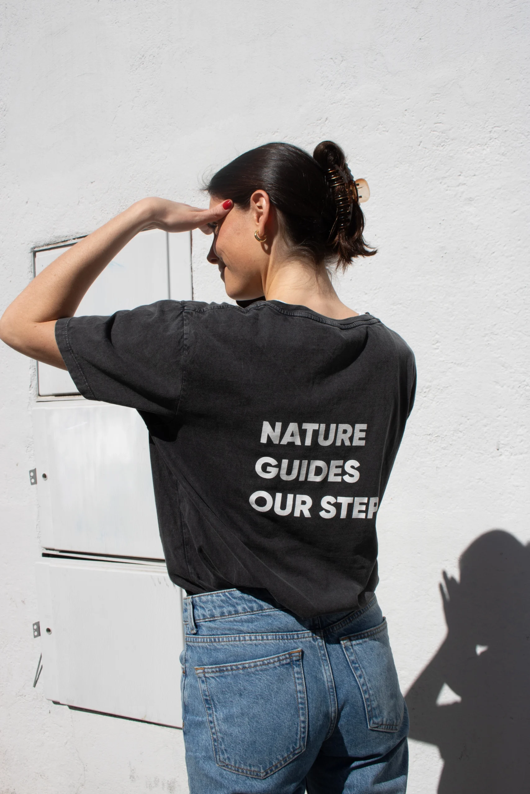 Camiseta personalizada negra modelo chica espalda