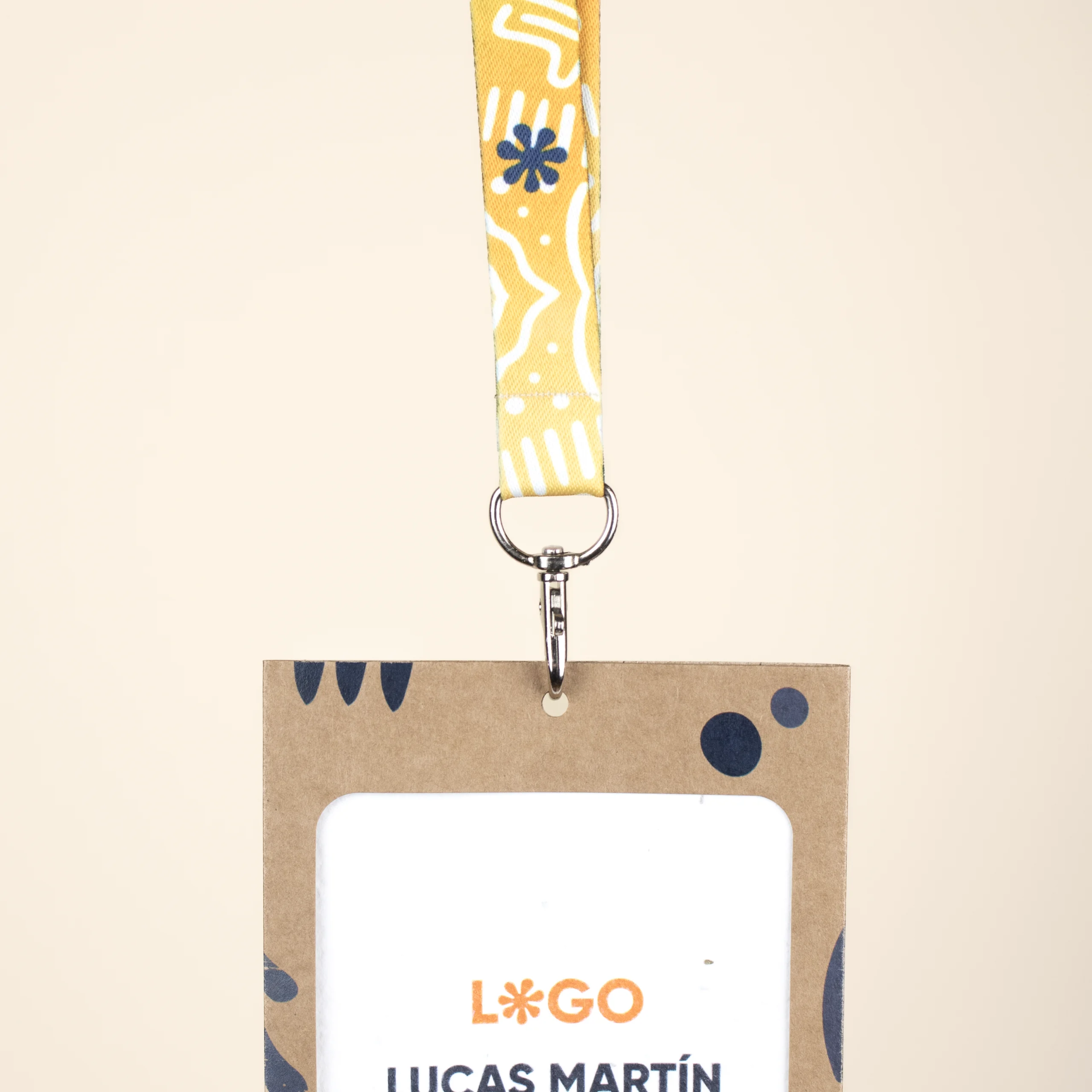 Lanyards rpet personalizados con acreditación fondo beige