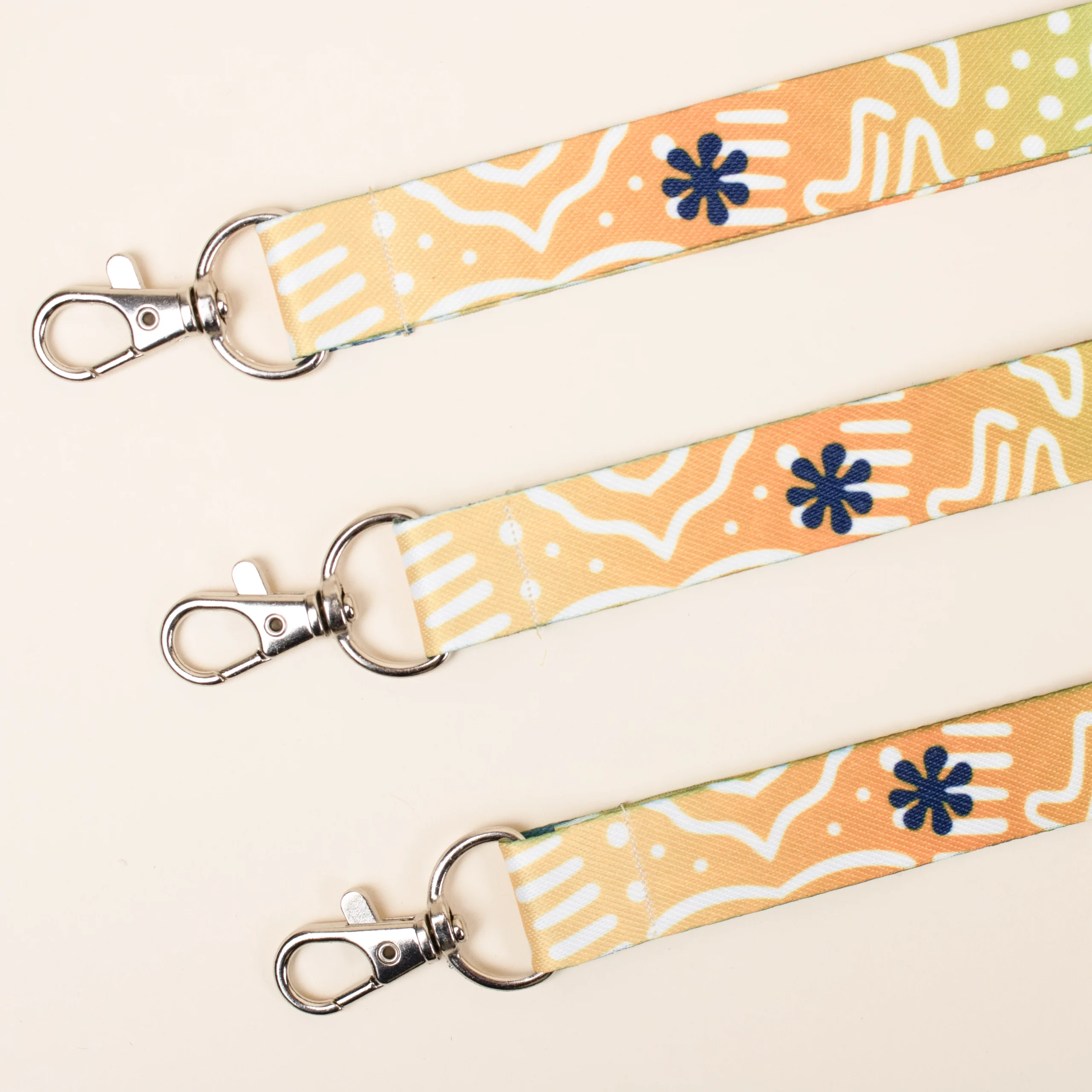 Tres lanyards rpet personalizados estampado colores fondo beige