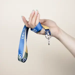 Lanyards rpet doble mosquetón personalizados modelo mano fondo beige