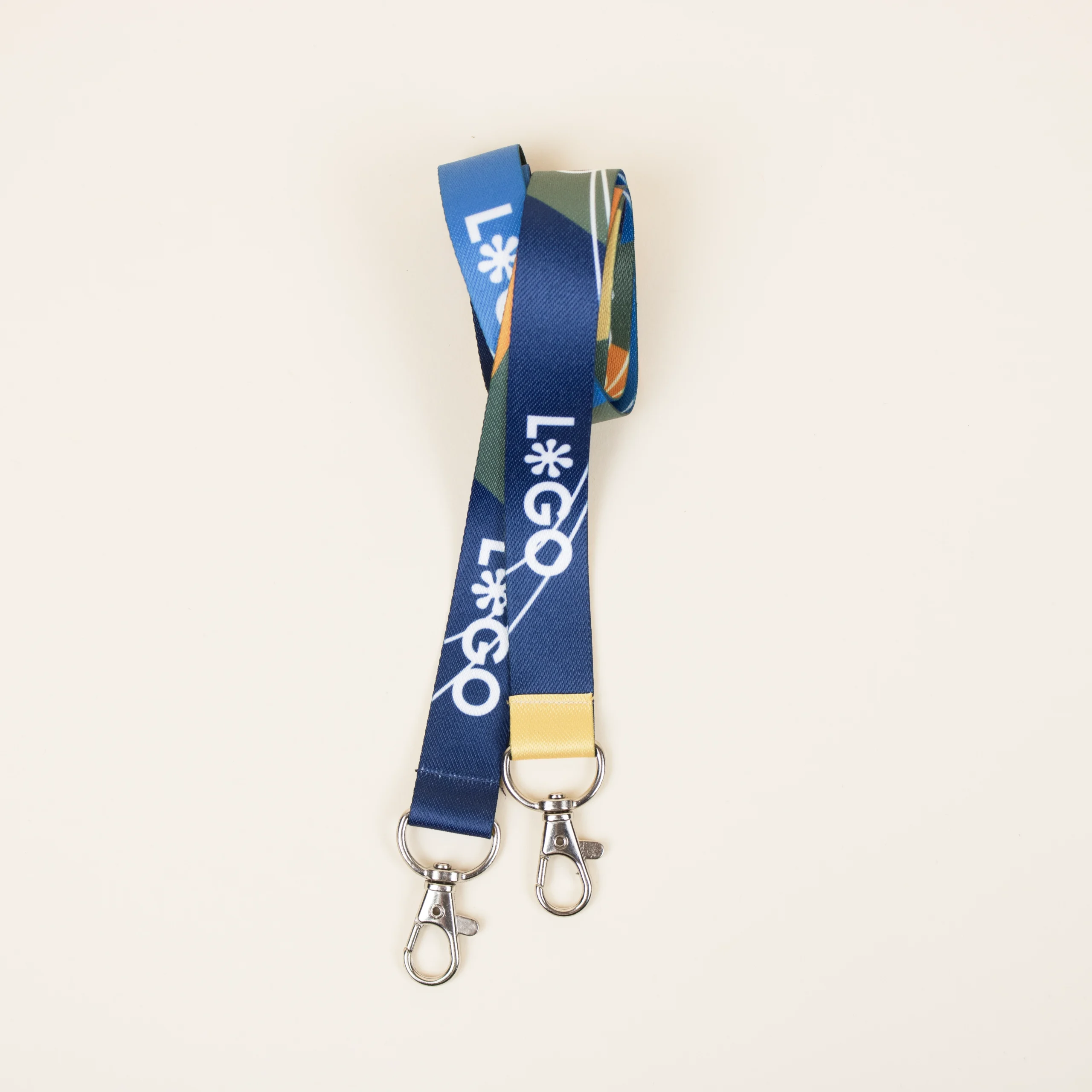 Lanyards personalizados rpet 2 mosquetones fondo beige