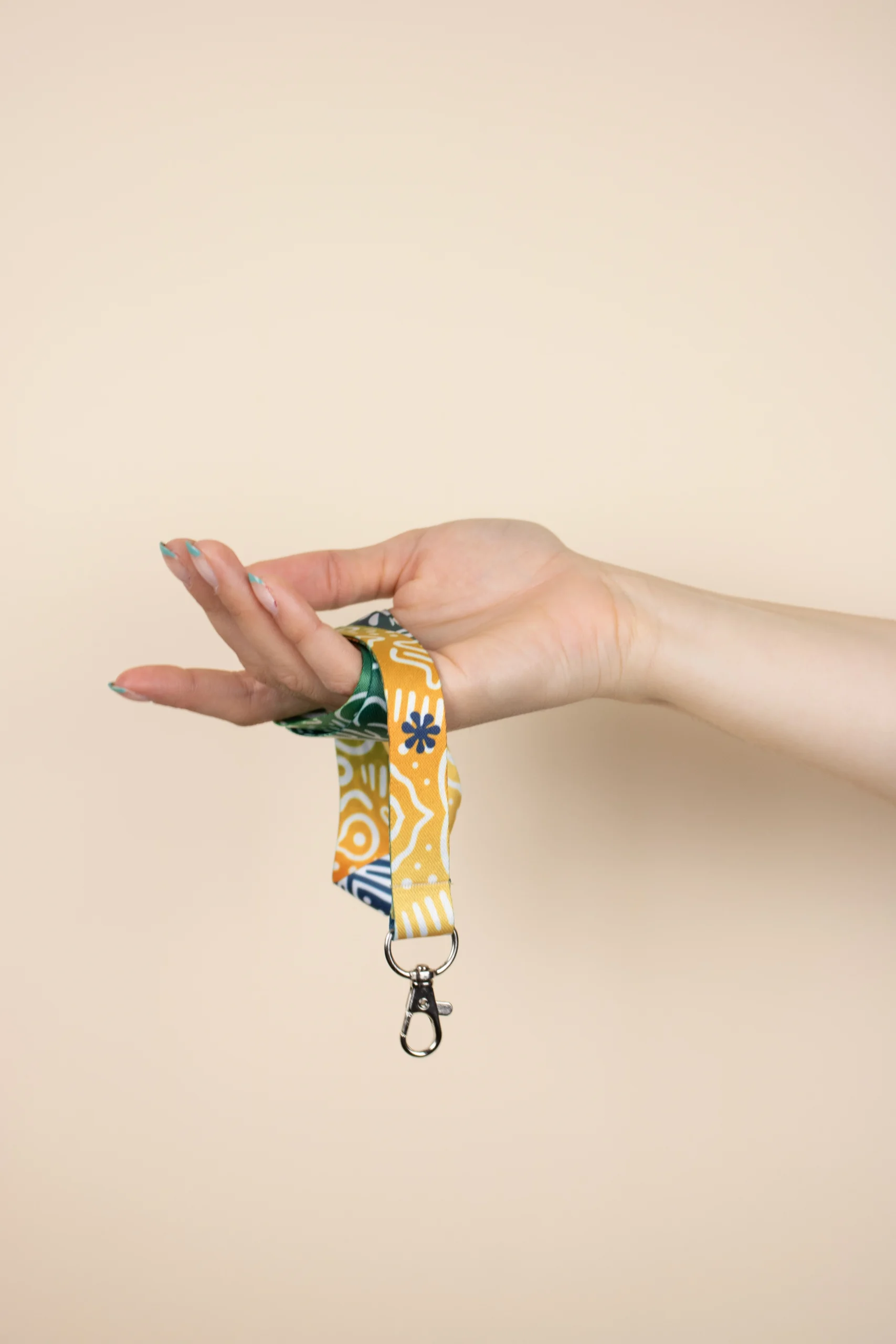 Lanyard personalizado RPET modelo mano chica fondo beige