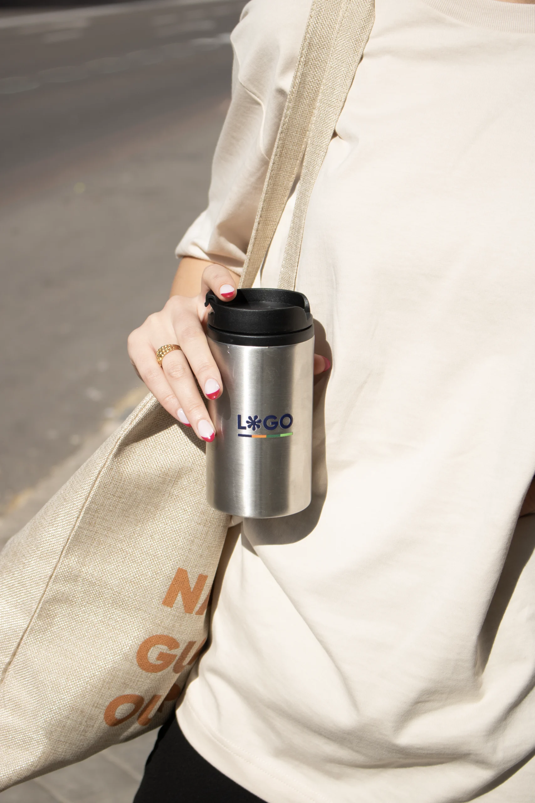 Taza termica plateada personalizada modelo chica con bolsa de cáñamo