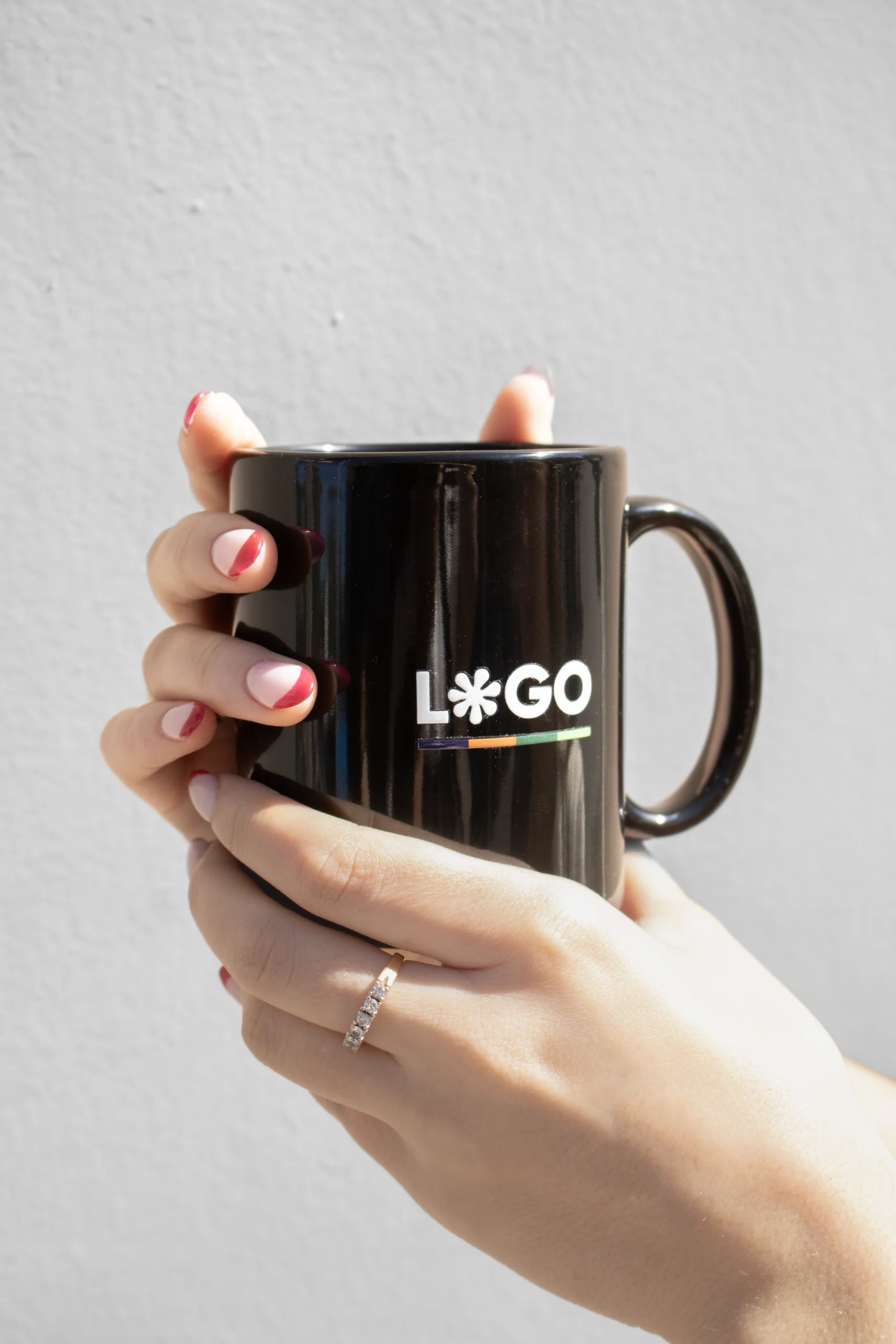 Taza Blanca para personalizar con logo con modelo manos chica camiseta beige