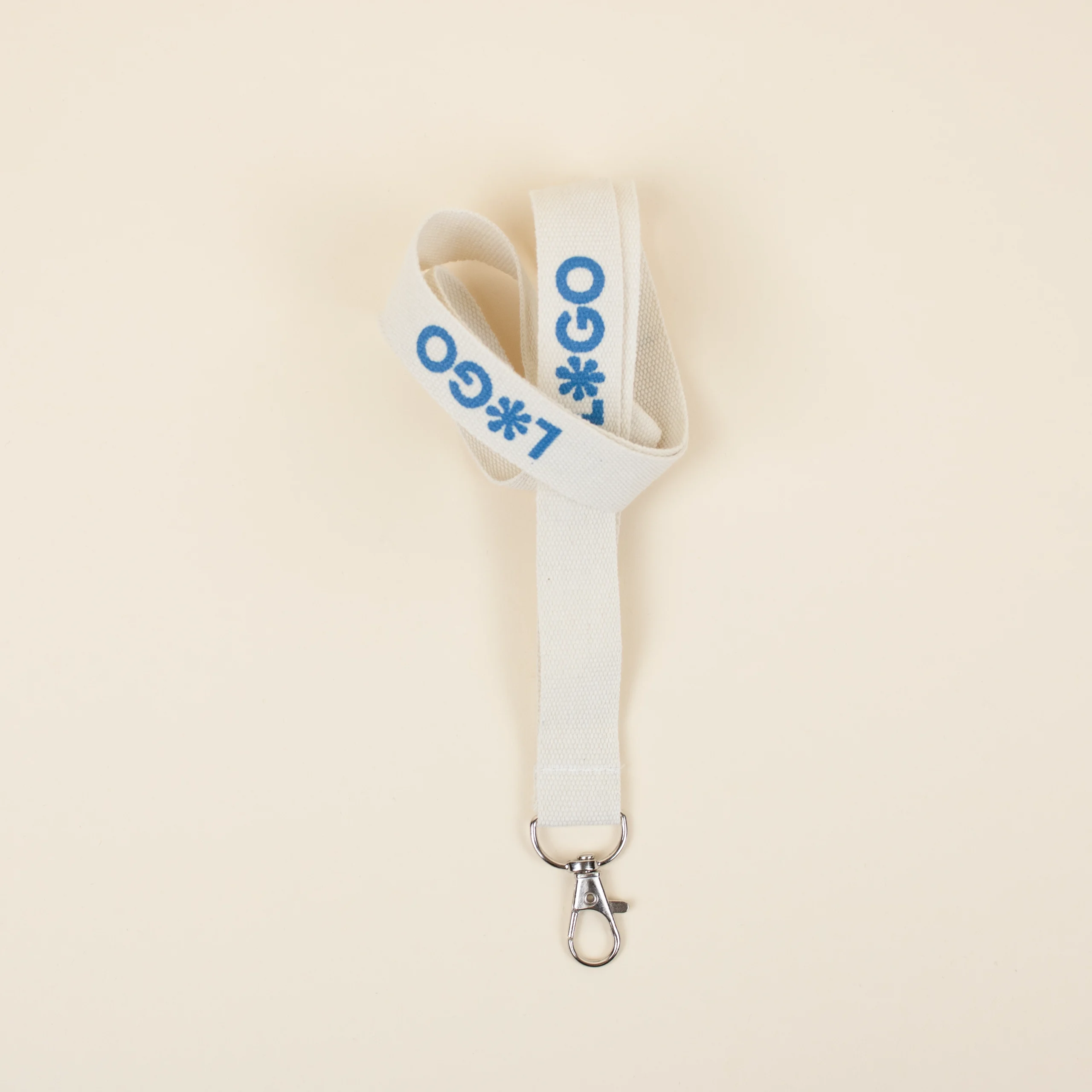 Lanyard de algodón personalizado con logo azul fondo beige