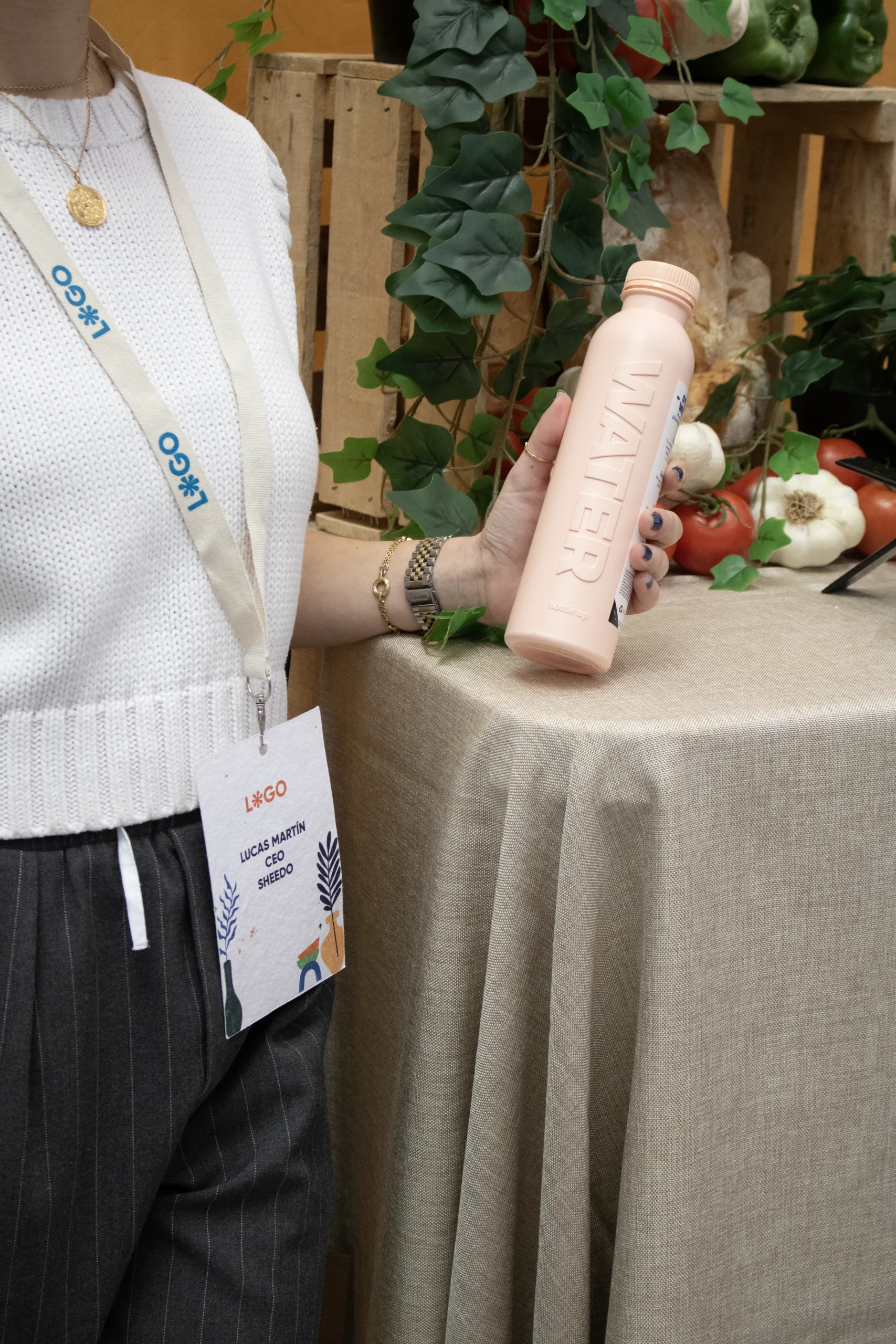 Lanyards sostenibles de algodón con acreditación modelo chica con botella rosa