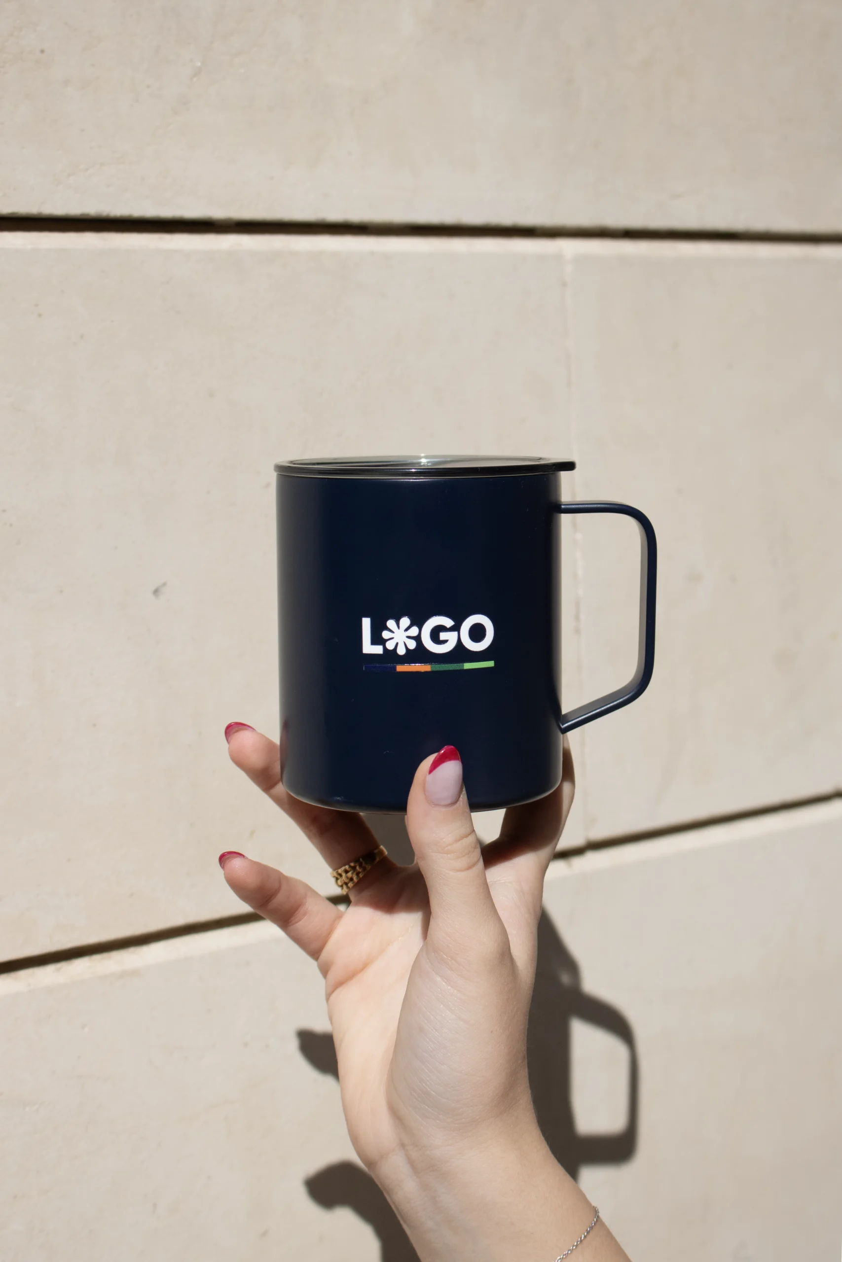 Taza personalizada azul con logo blanco para regalo de empresa
