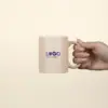 Taza beige personalizada con logo modelo mano