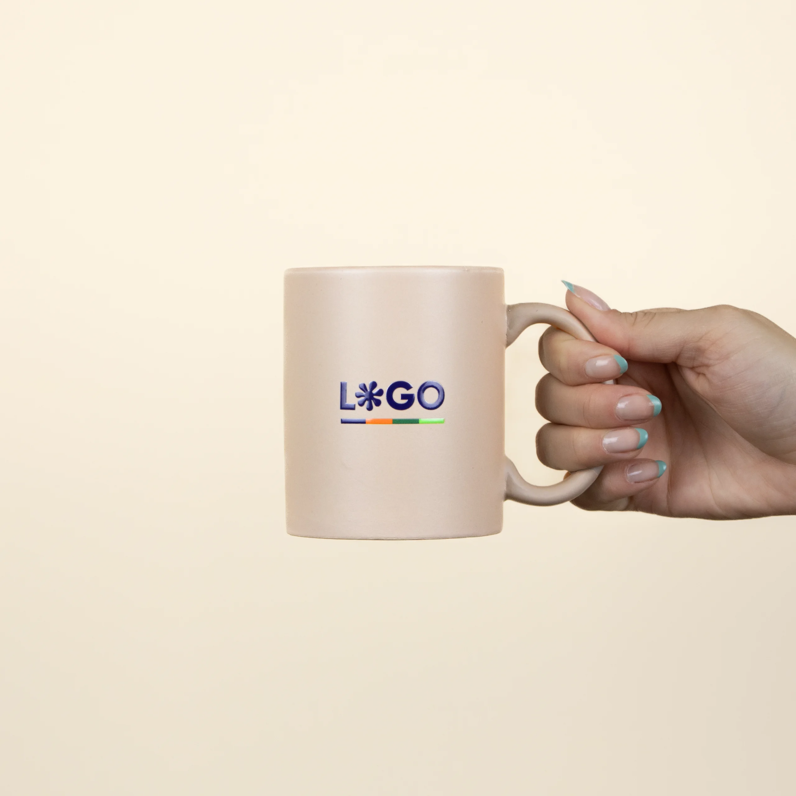 Taza beige personalizada con logo modelo mano