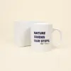 Taza Blanca para personalizar con caja blanca sobre fondo beige