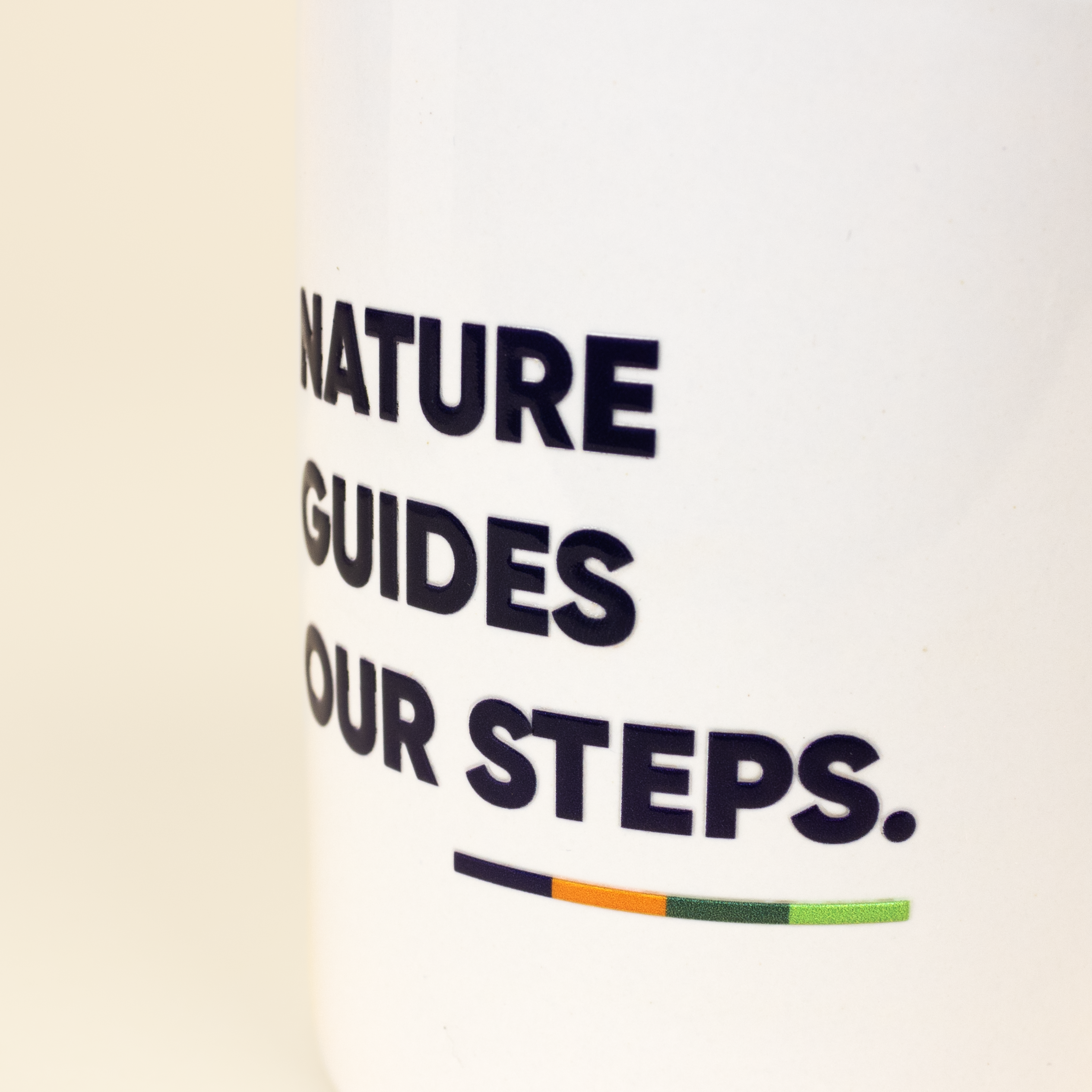 Taza Blanca personalizada con detalle de logo azul sobre fondo beige