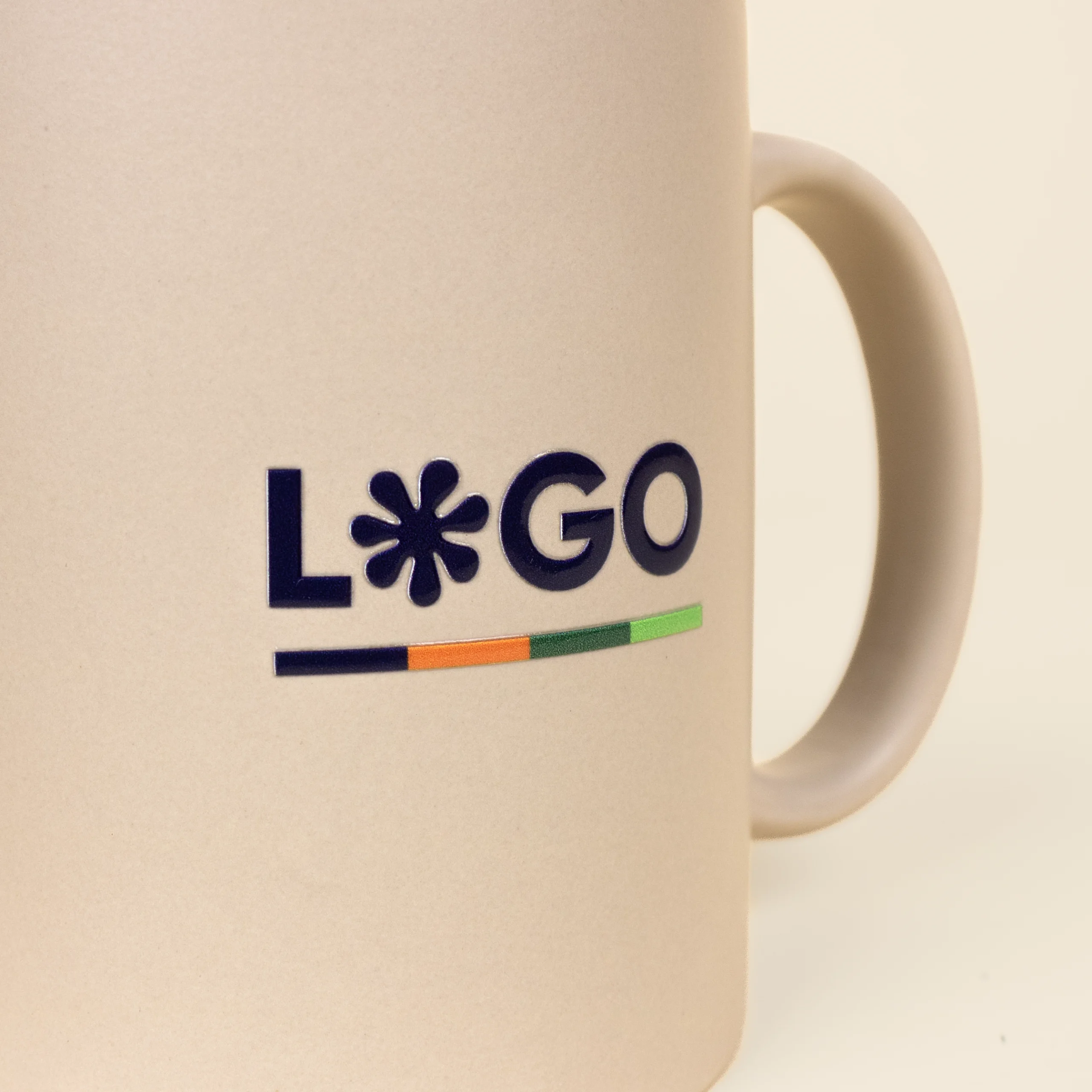 Taza beige para personalizar con detalle logo azul