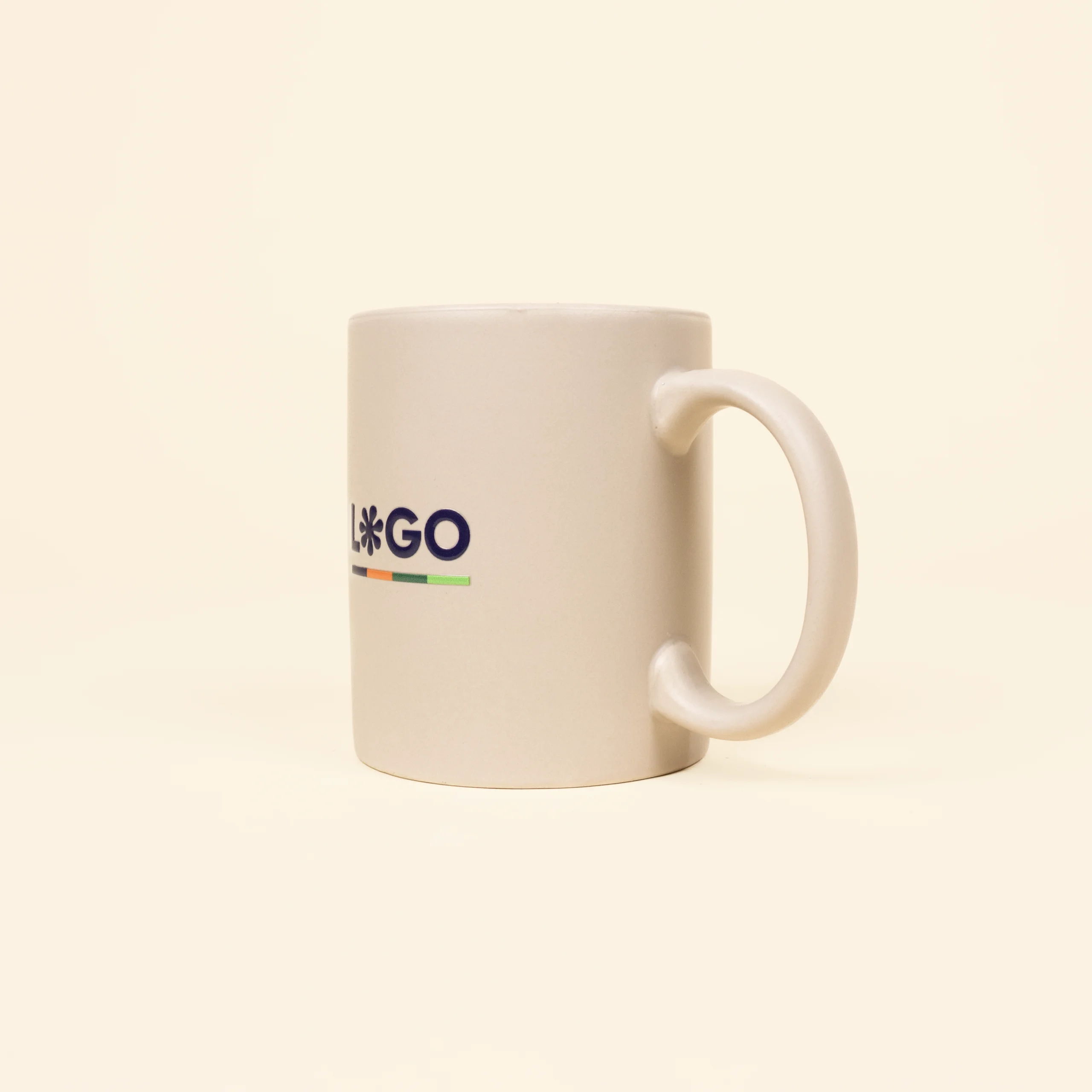 Taza beige personalizada con logo lateral
