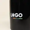 Taza negra personalizada IRIS Detalle de la personalización de la palabra logo en blanco impresa en una taza negra