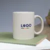 Taza beige con logo personalizado a todo color y cuaderno verde