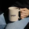 Taza beige para personalizar modelo mano chica